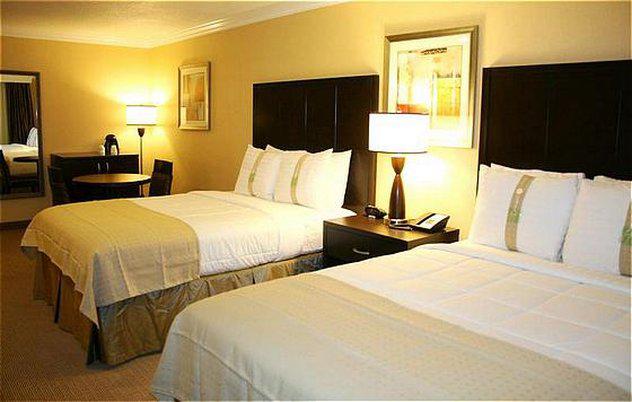 Holiday Inn & Suites San Mateo-San Francisco SFO Photo