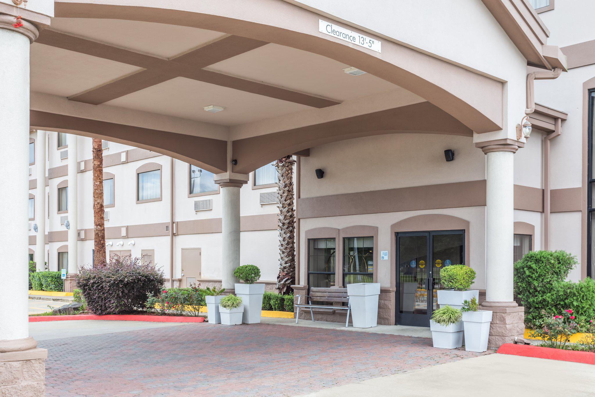 Holiday Inn Express & Suites Lake Charles Photo