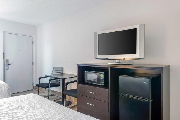 Images Clarion Inn & Suites