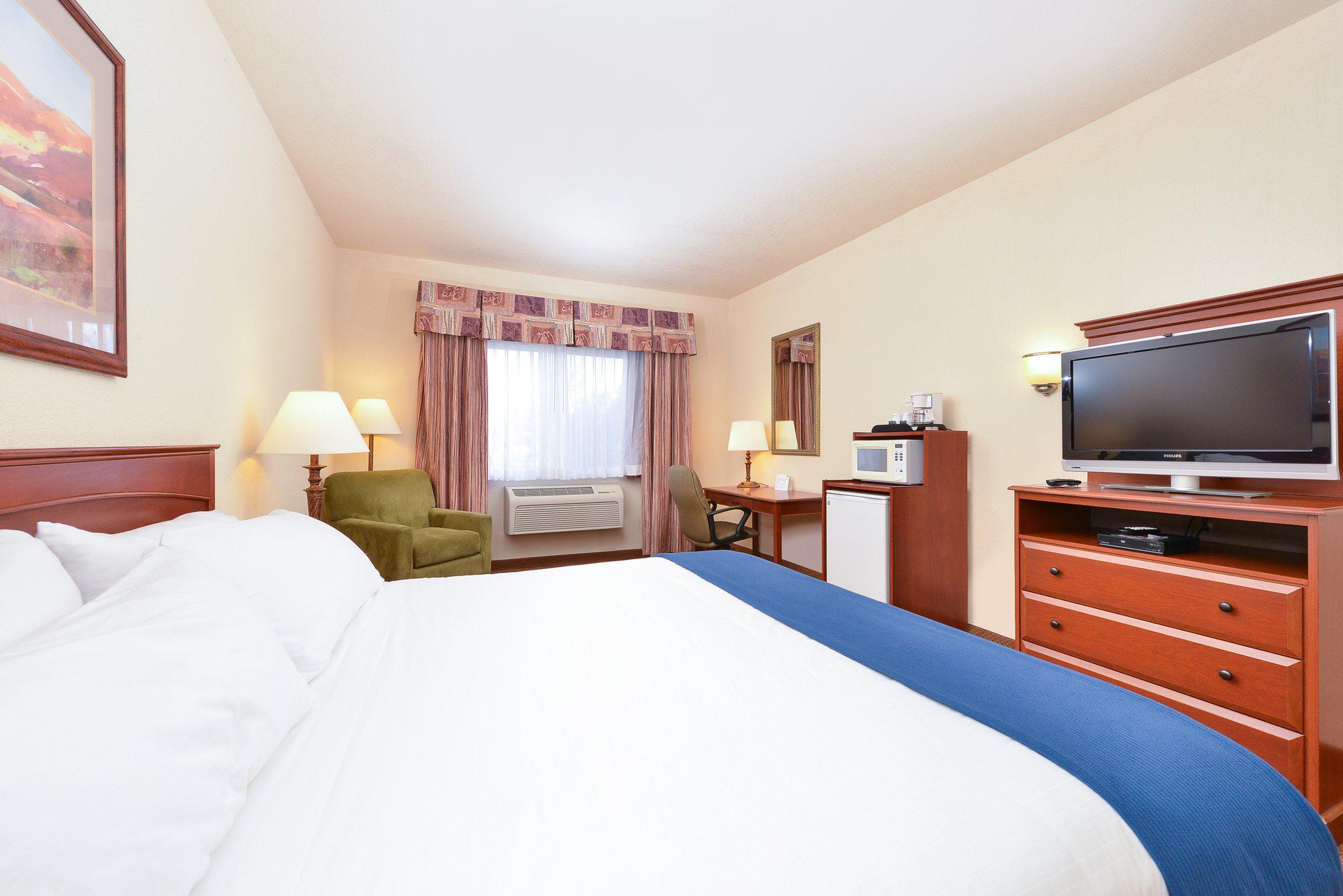 Holiday Inn Express & Suites Farmington (Bloomfield) Photo