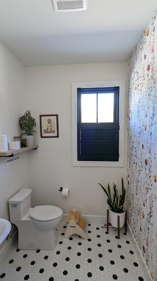 Black and white color schemes look amazing in a bathroom-but they're tricky to pull off. In this Cedar Falls home, we added an extra black element with our CafeÌ Shutters!