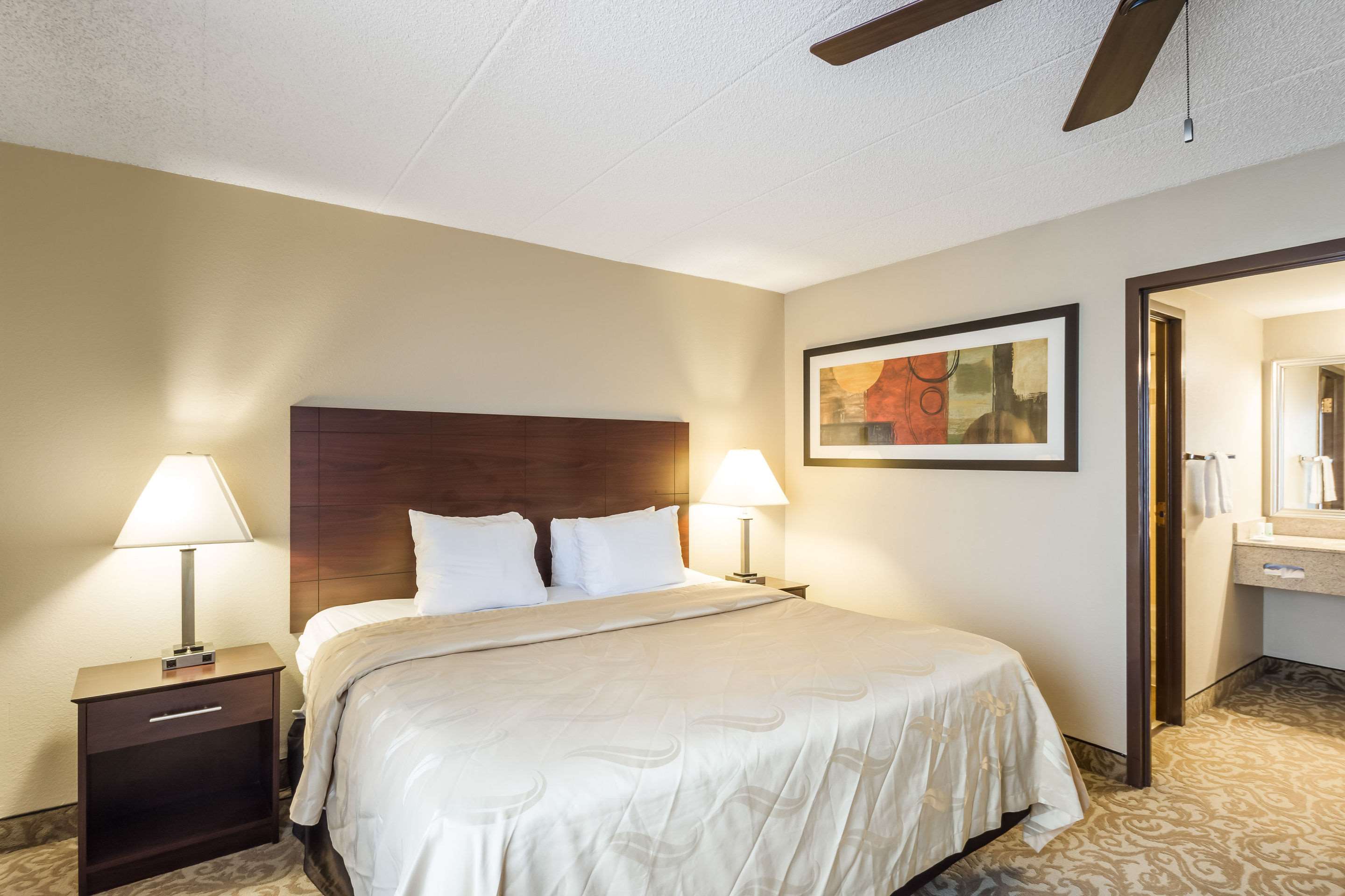 Quality Suites Milwaukee Airport Photo