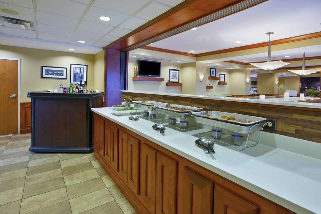 Hampton Inn Commerce Novi Image