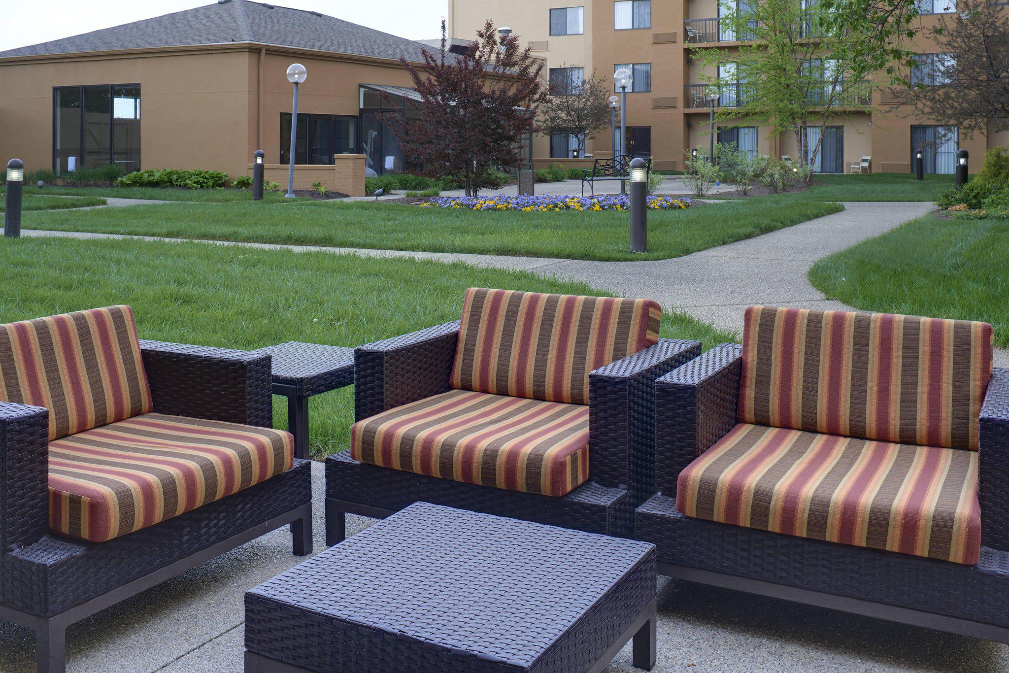 Courtyard by Marriott Indianapolis Airport Photo