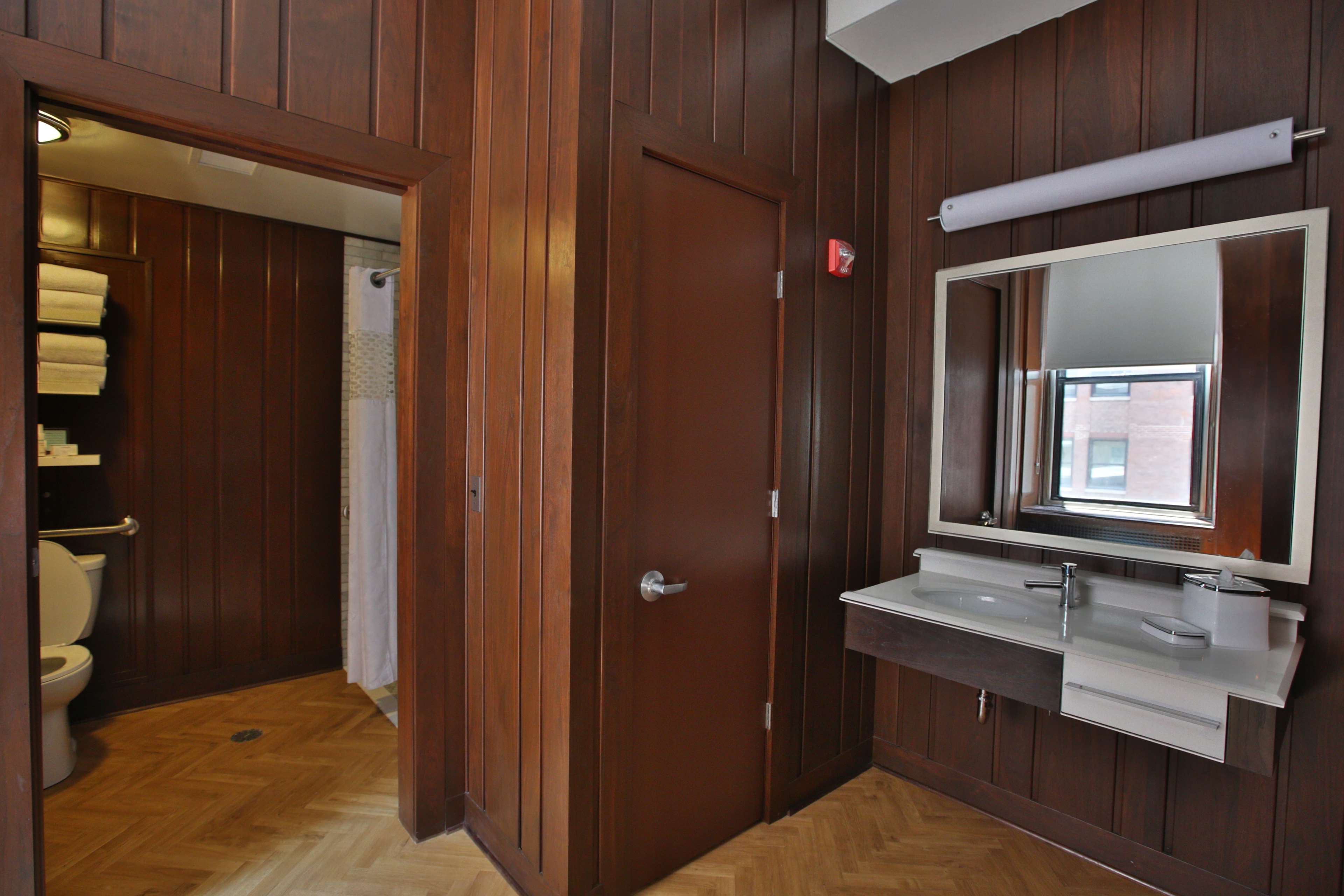 Guest room bath