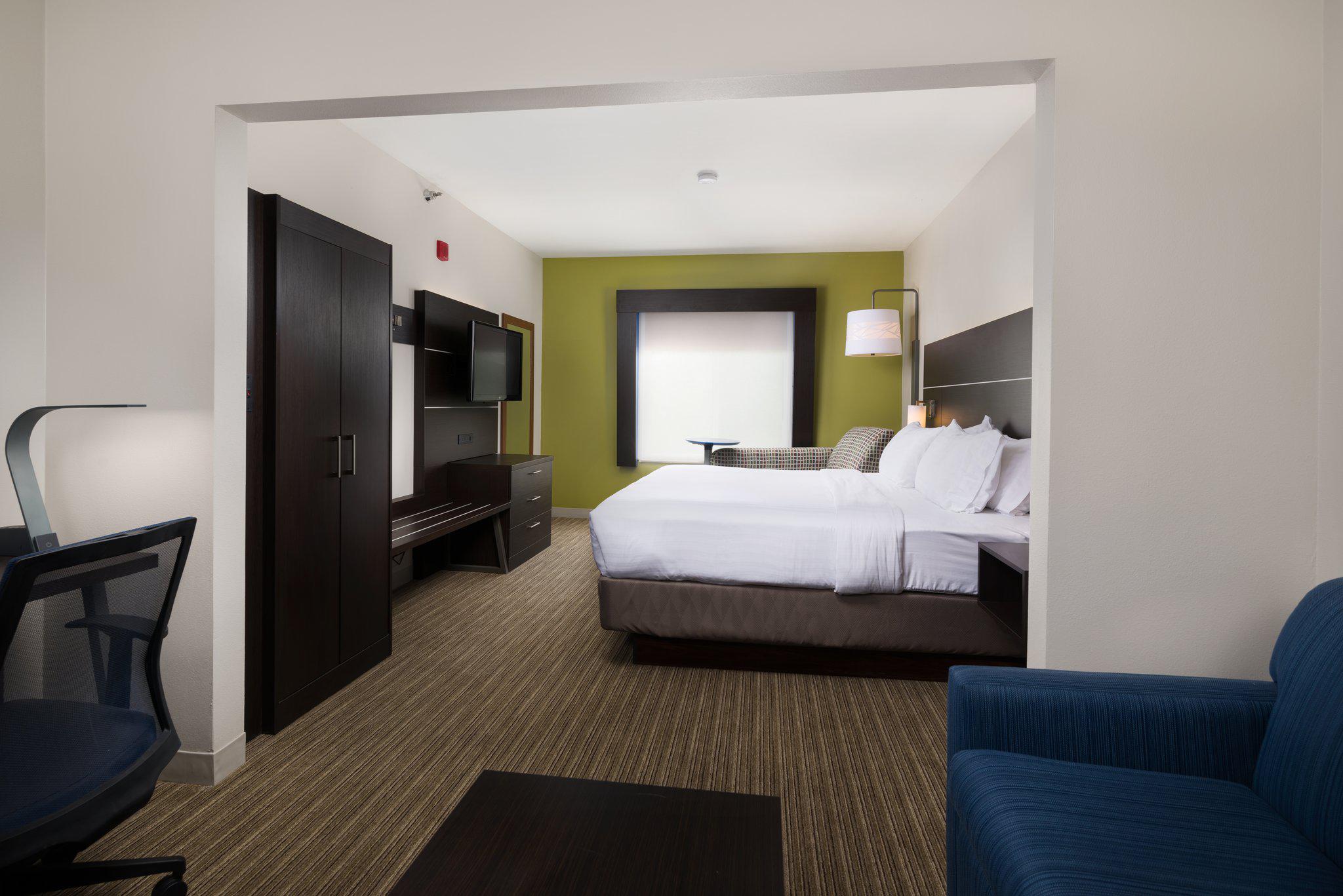 Holiday Inn Express & Suites Independence-Kansas City Photo