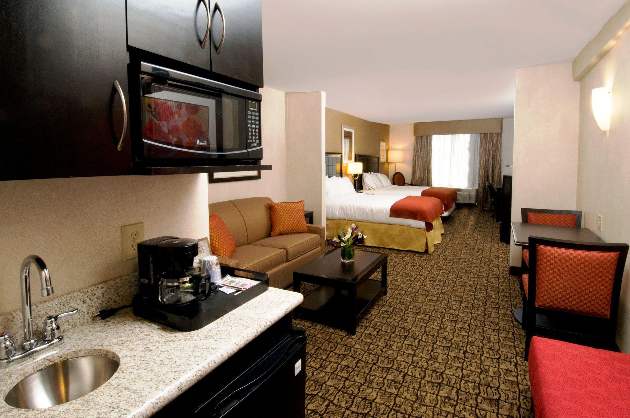 Holiday Inn Express & Suites Alexandria - Fort Belvoir Photo