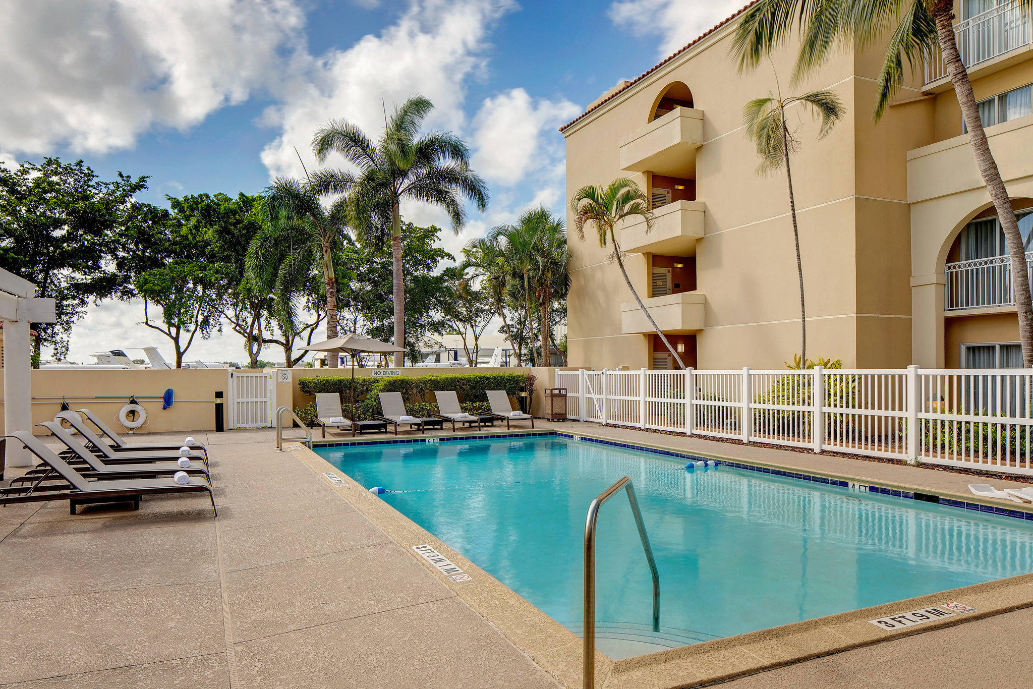 Courtyard by Marriott Fort Lauderdale North/Cypress Creek Photo