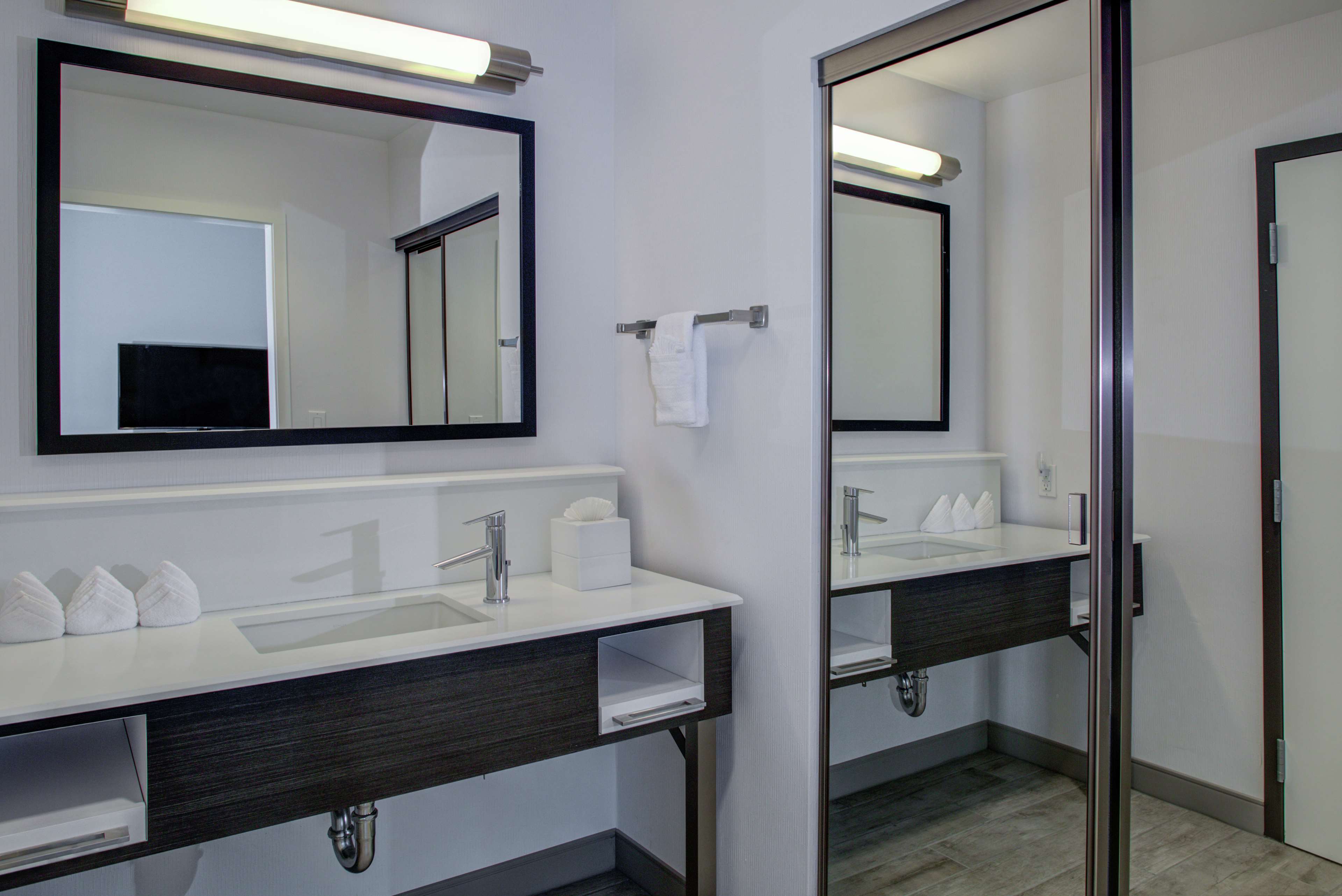 Guest room bath