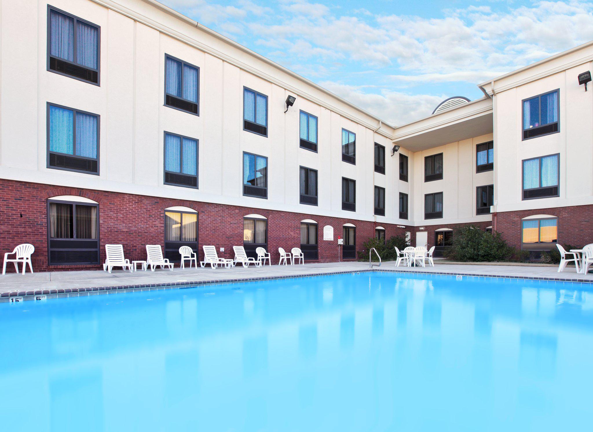 Holiday Inn Express & Suites Pine Bluff/Pines Mall Photo