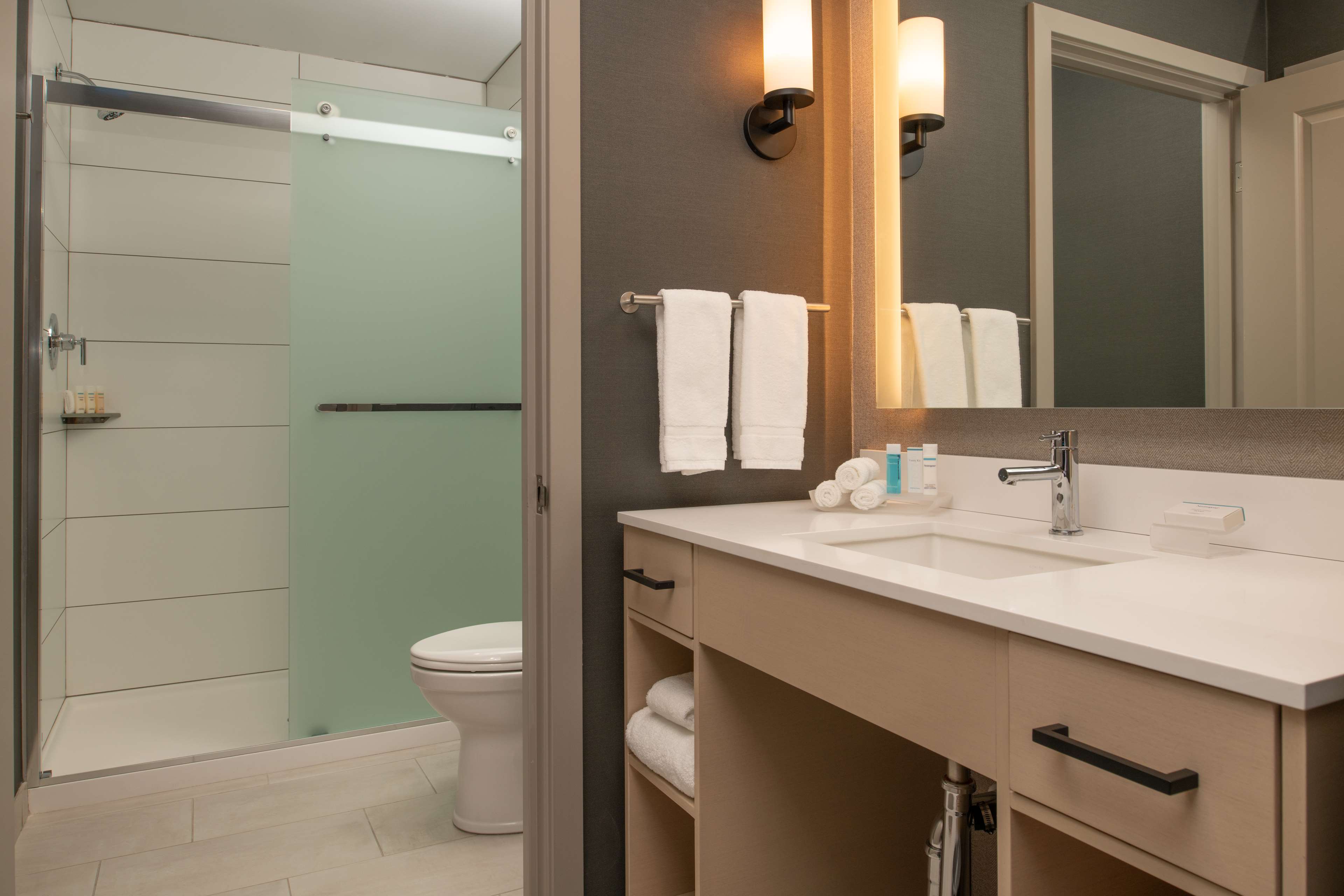Guest room bath
