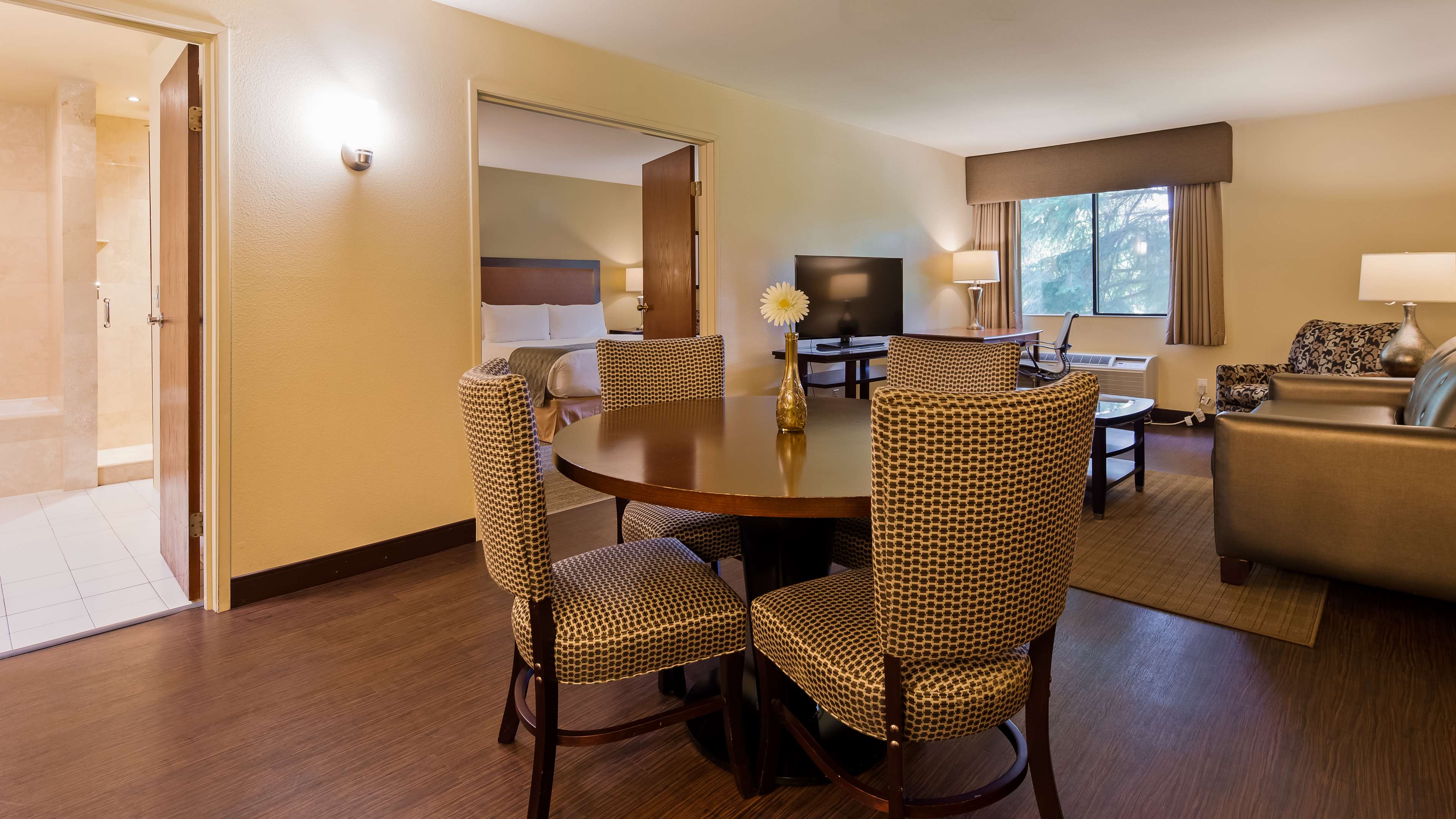 Best Western Plus Plaza by the Green Photo