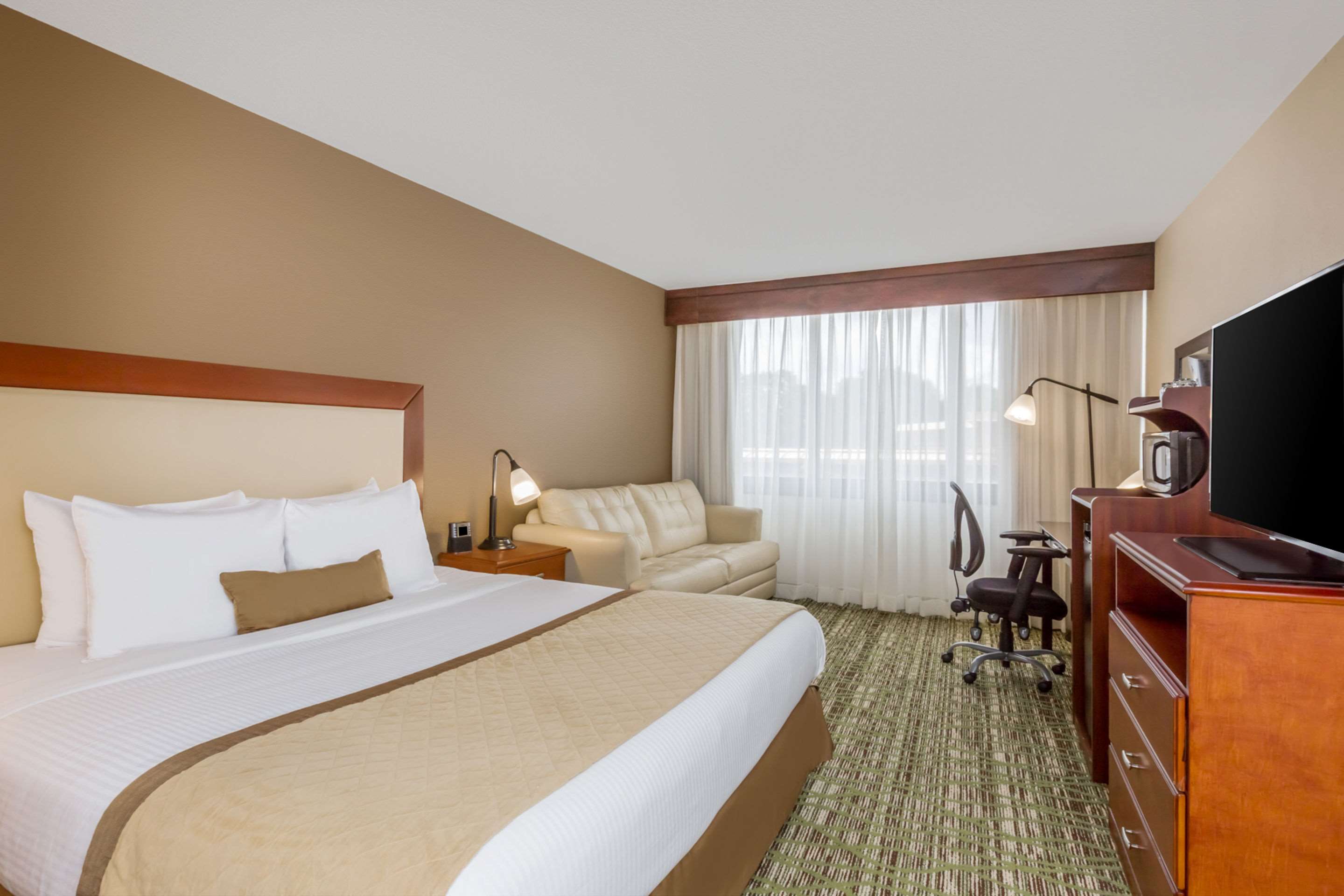 Clarion Hotel & Suites Photo