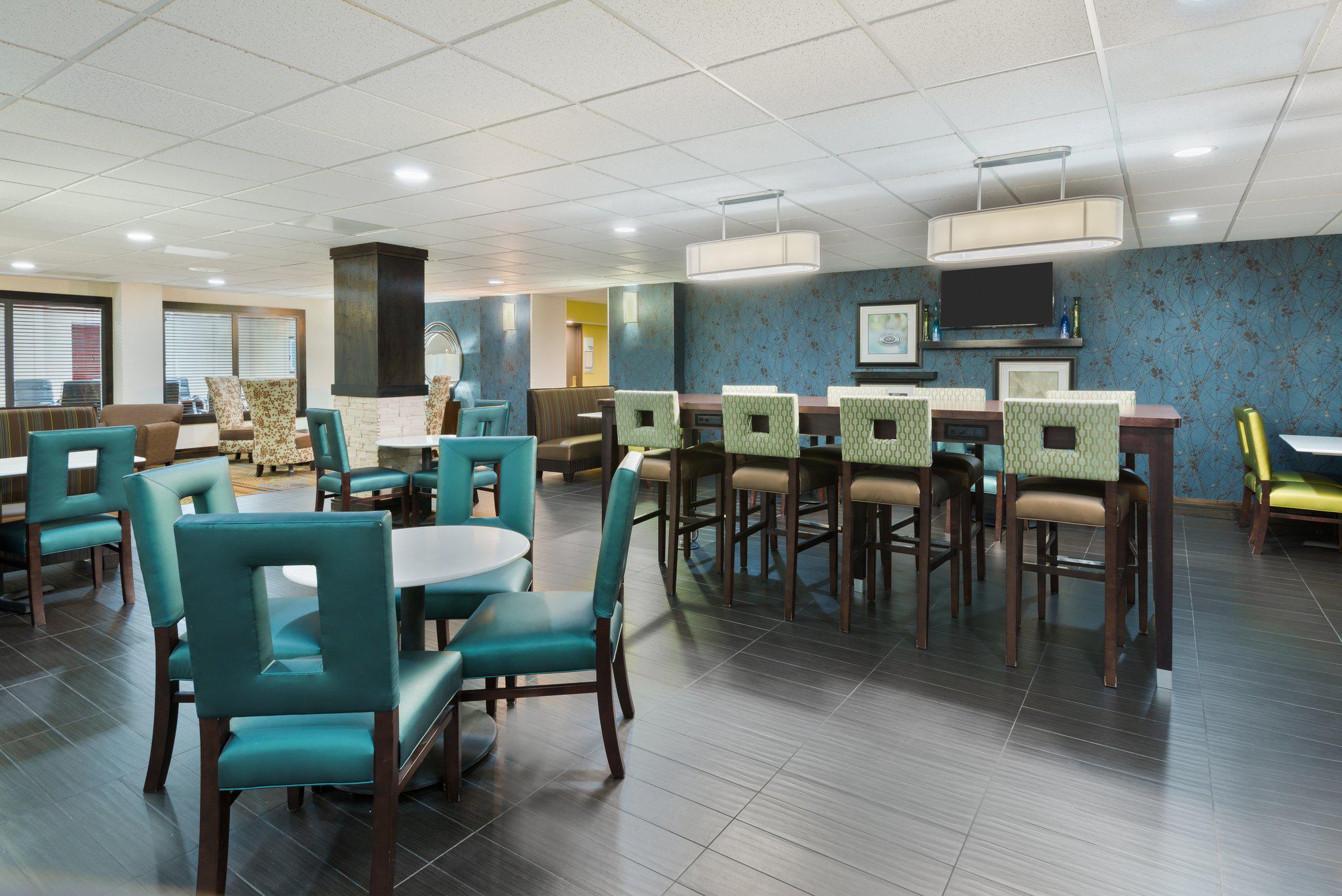 Holiday Inn Express & Suites Bentonville Photo