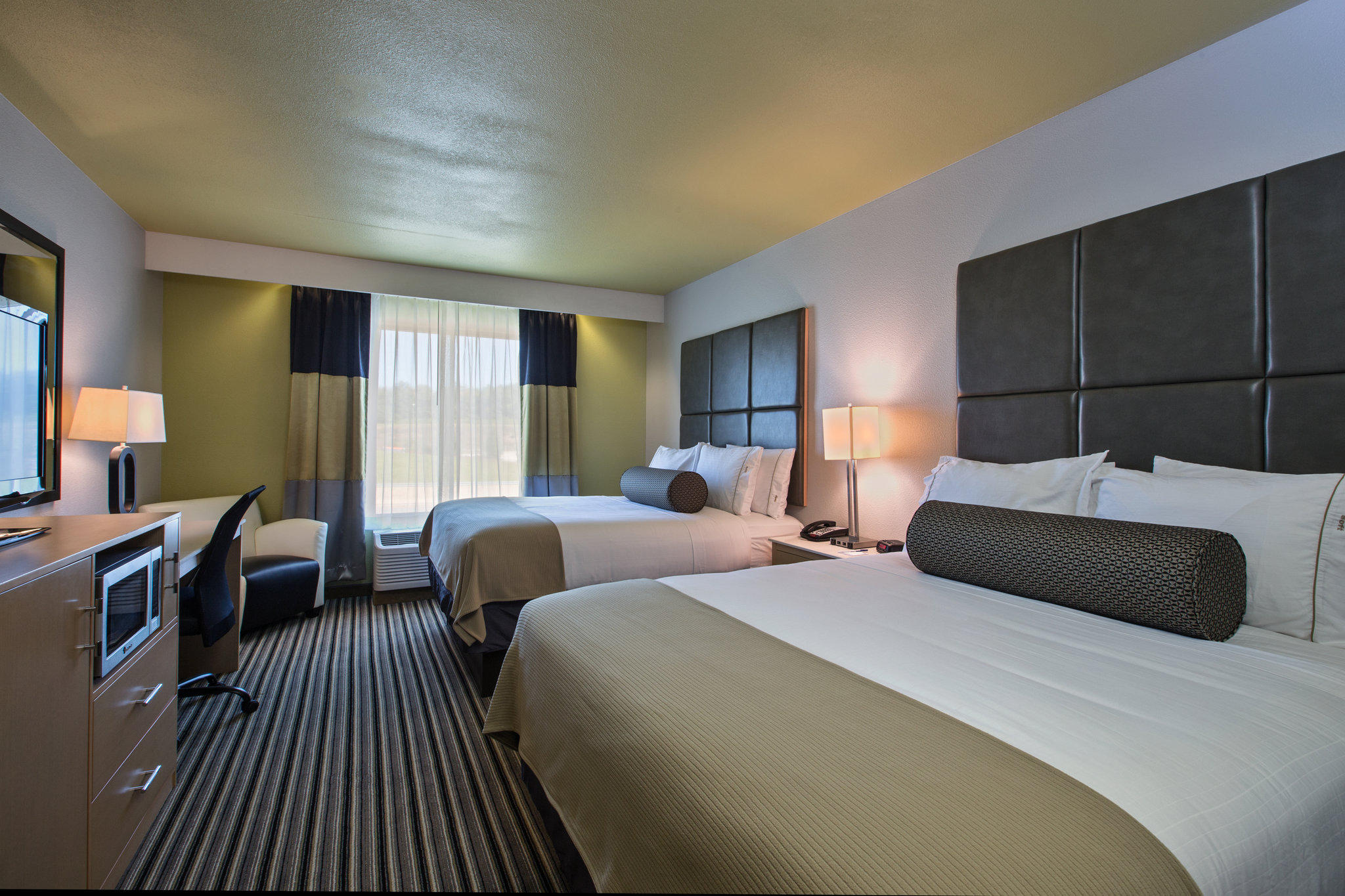 Holiday Inn Express & Suites Carlisle - Harrisburg Area Photo