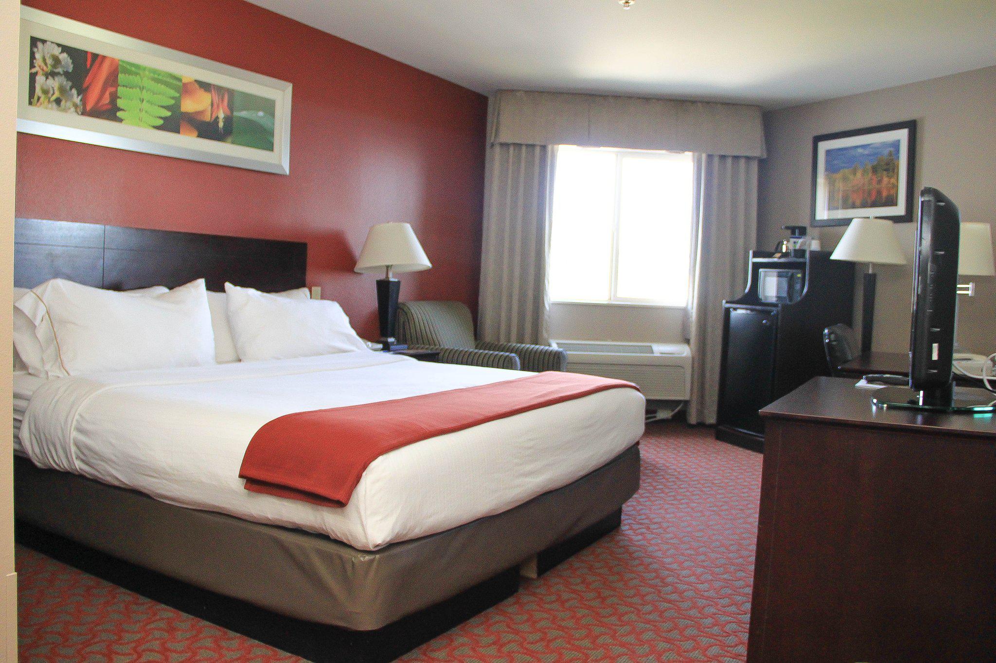 Holiday Inn Express & Suites Colorado Springs Airport Photo