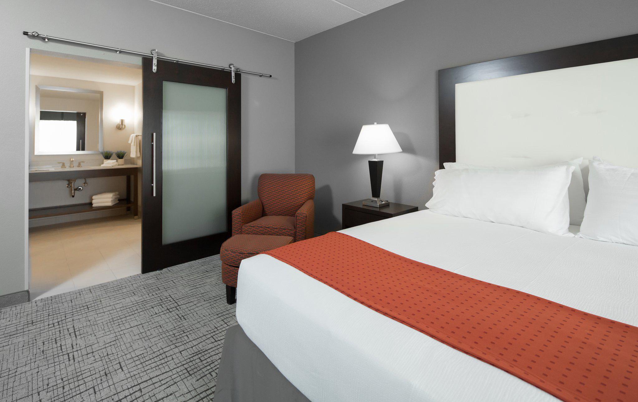 Holiday Inn & Suites Davenport Photo