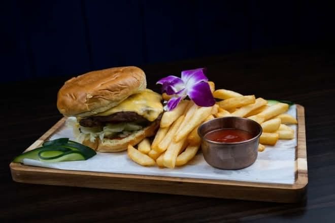 Hamburguesa Con Queso Con Papas Fritas / Cheeseburger with Fries