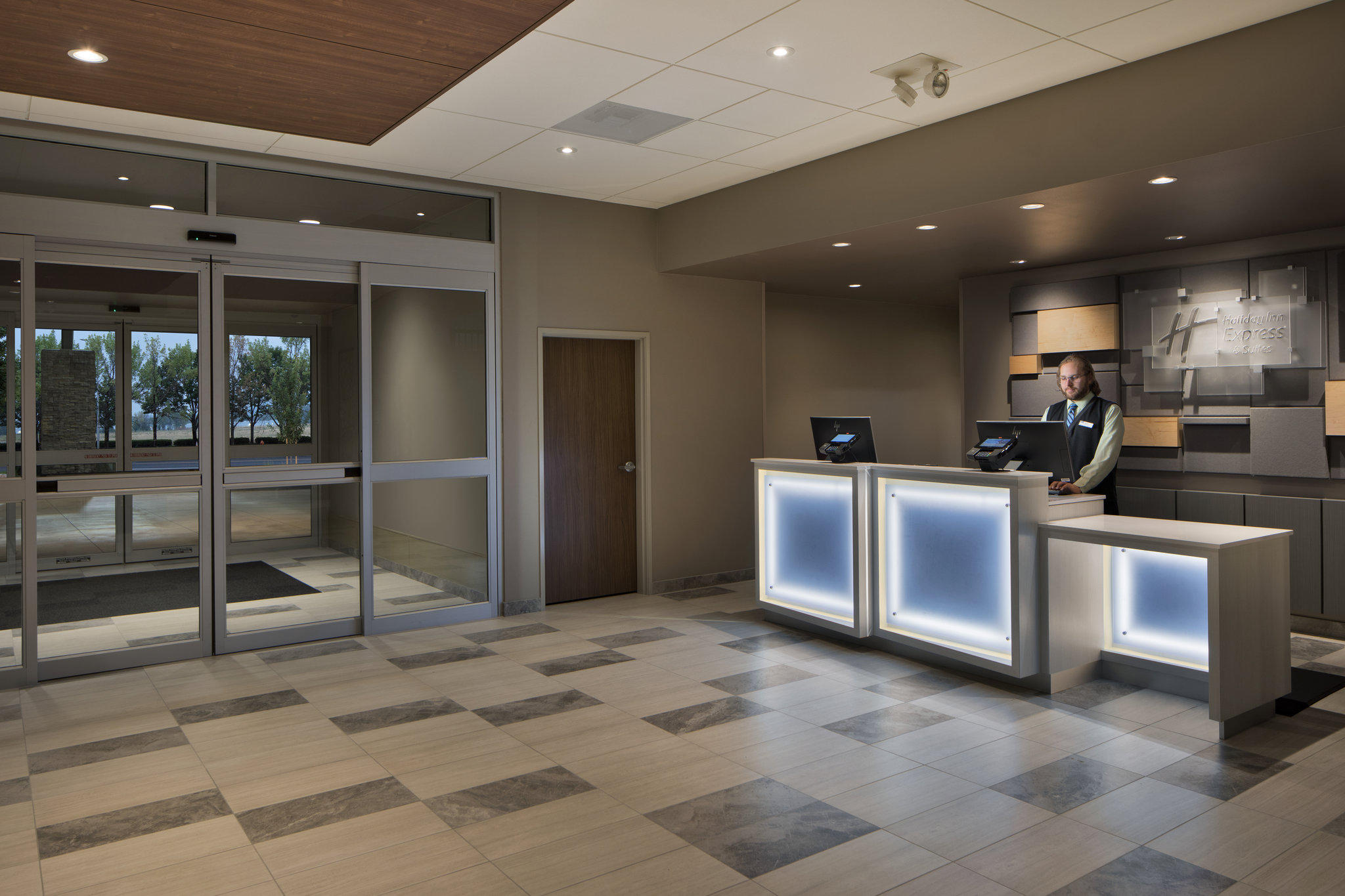 Holiday Inn Express & Suites Portland Airport Photo