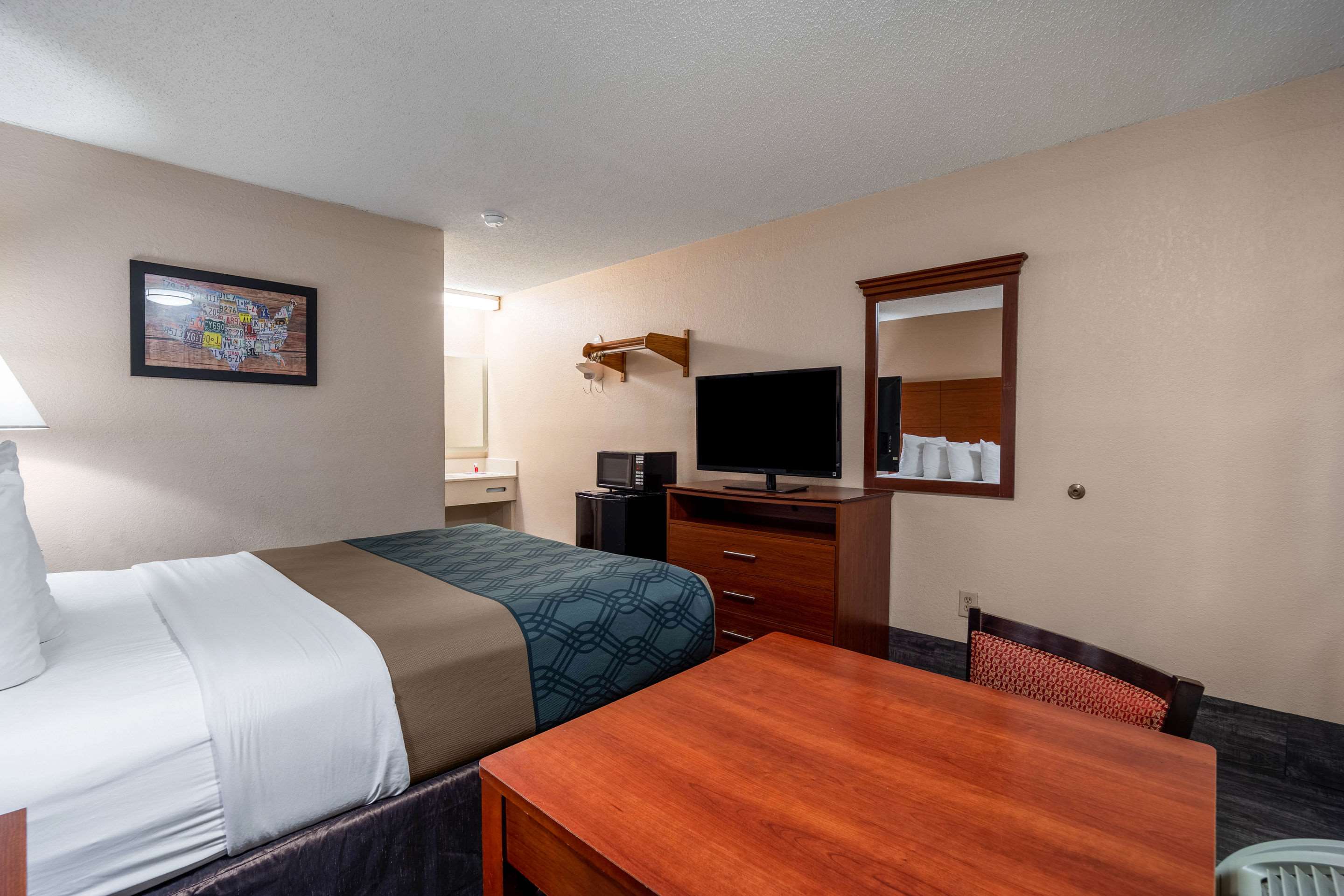 Econo Lodge Inn & Suites Photo