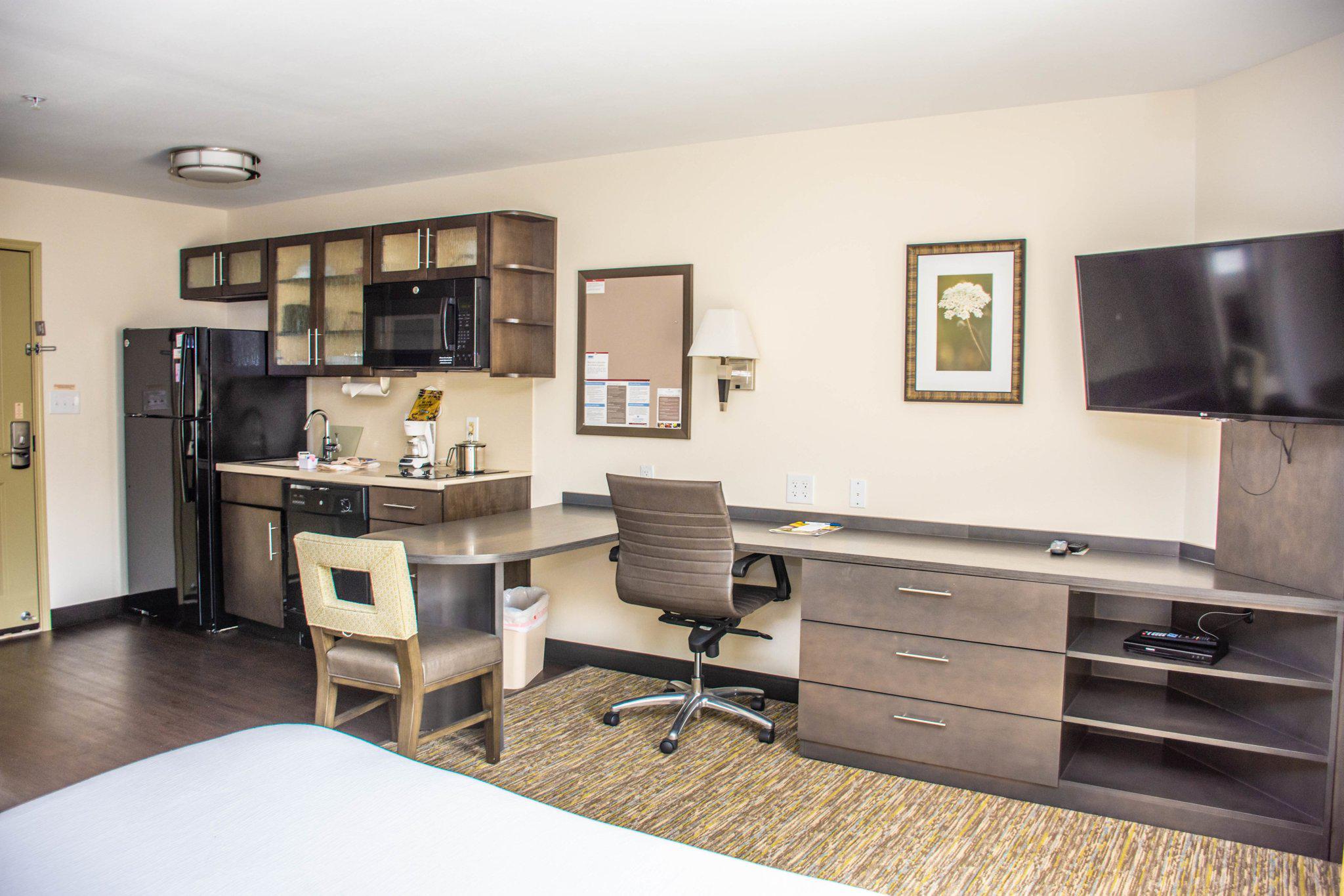 Candlewood Suites Overland Park - W 135th St. Photo