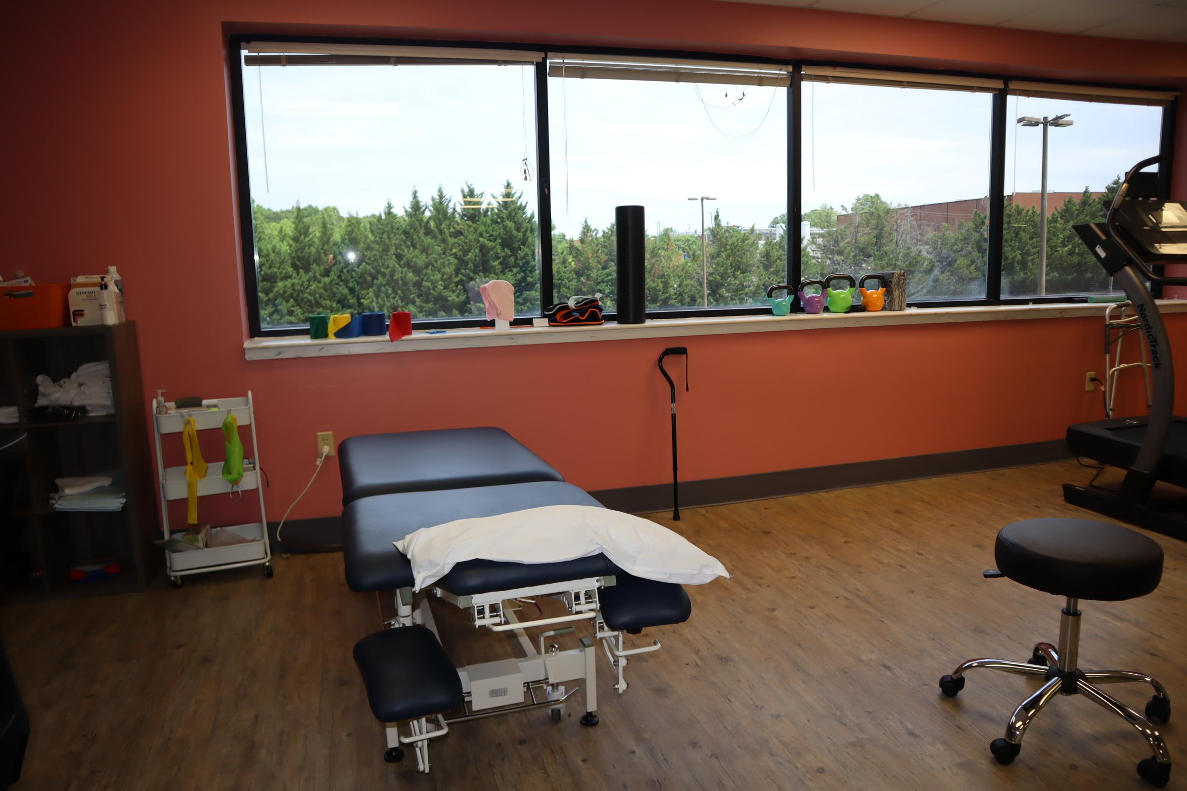Compleat Rehab & Sports Therapy - Hickory Clinic Image