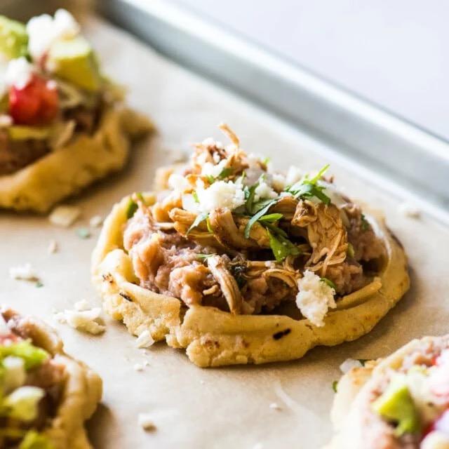 3 Sopes de Carnitas