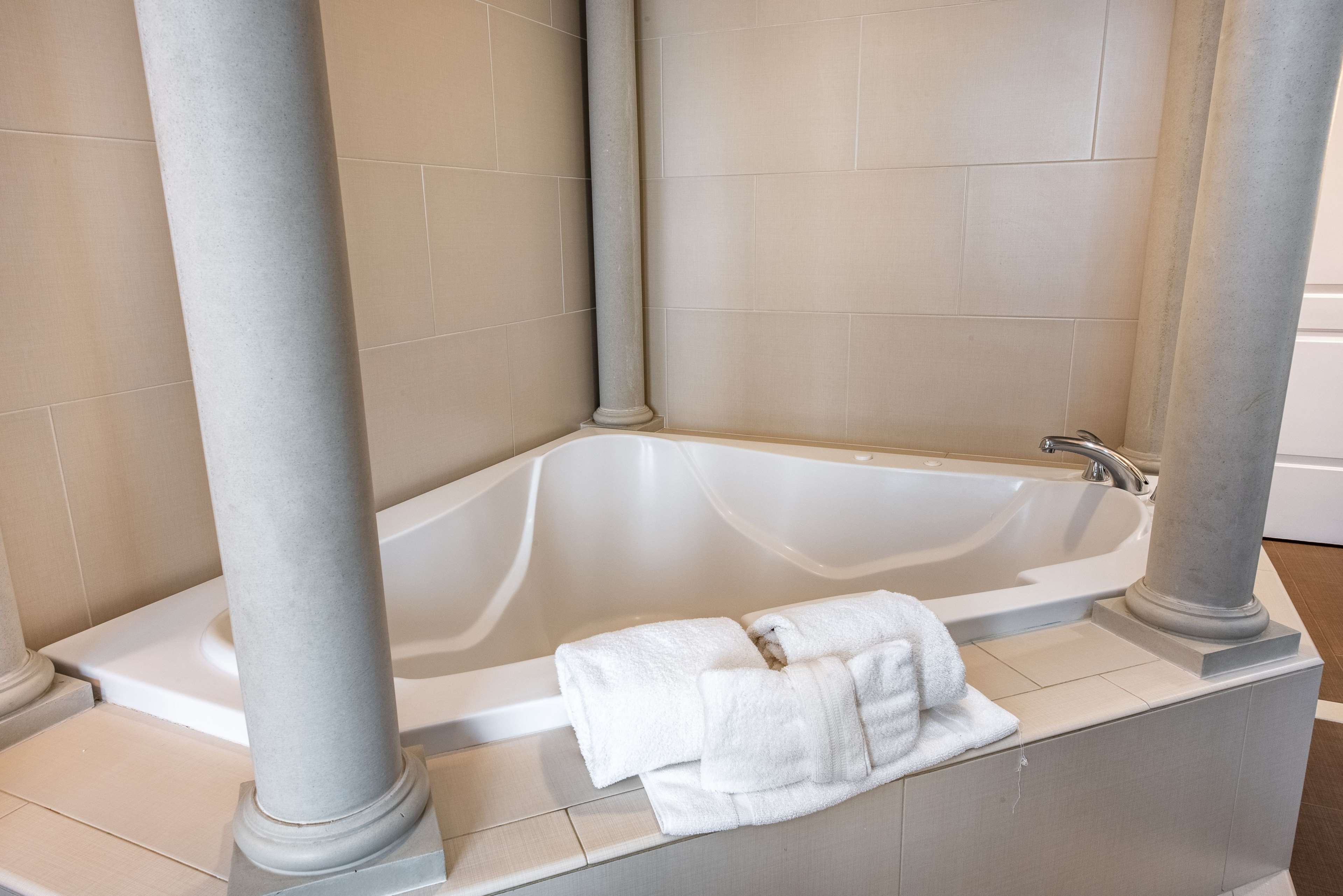 Guest room bath