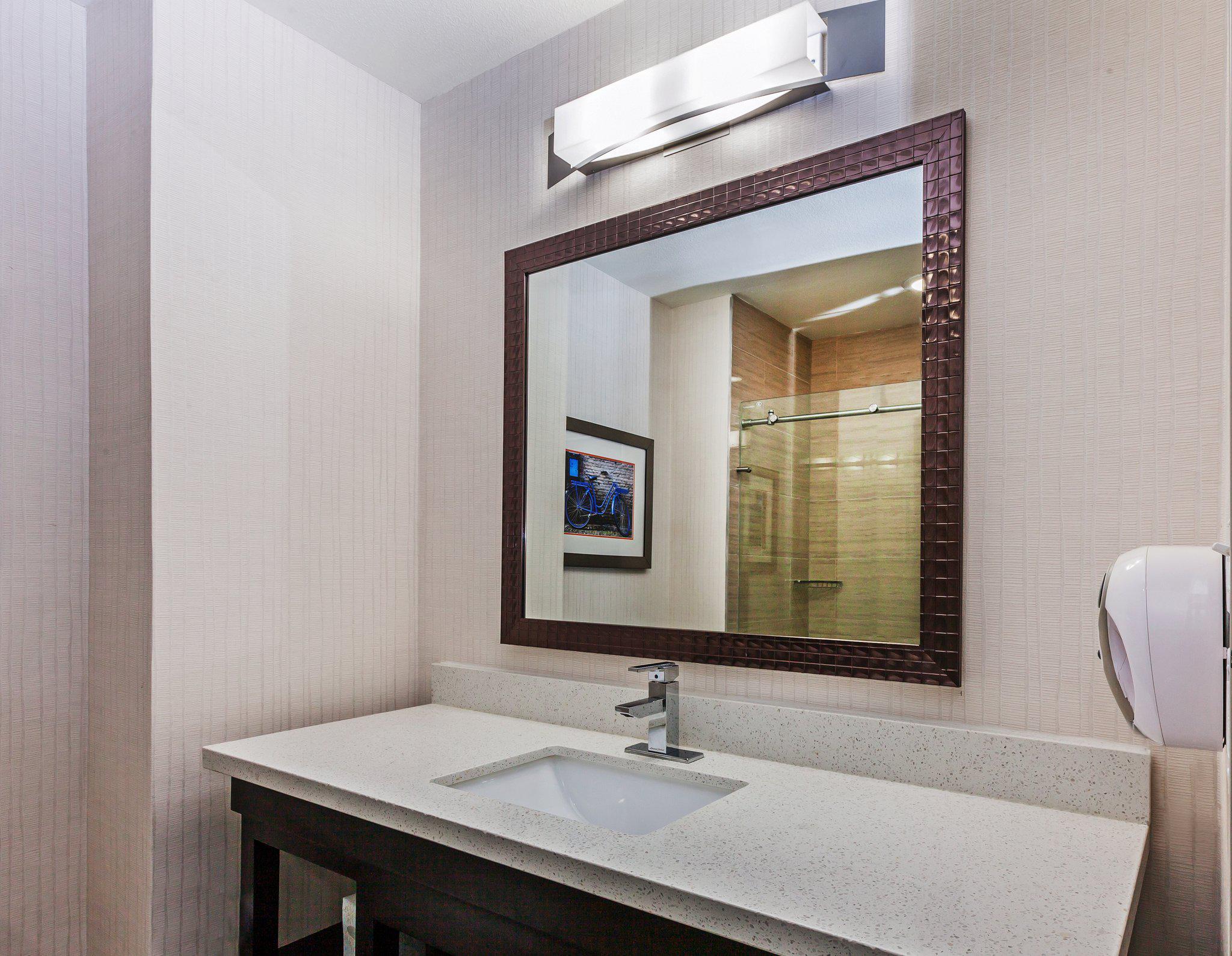 Holiday Inn Express & Suites Houston East Photo