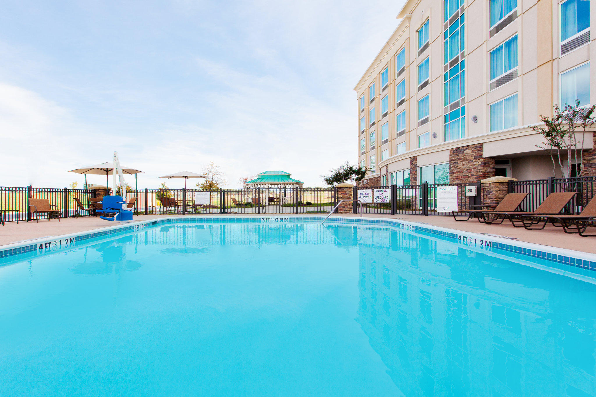 Holiday Inn Express & Suites Jackson Northeast Photo