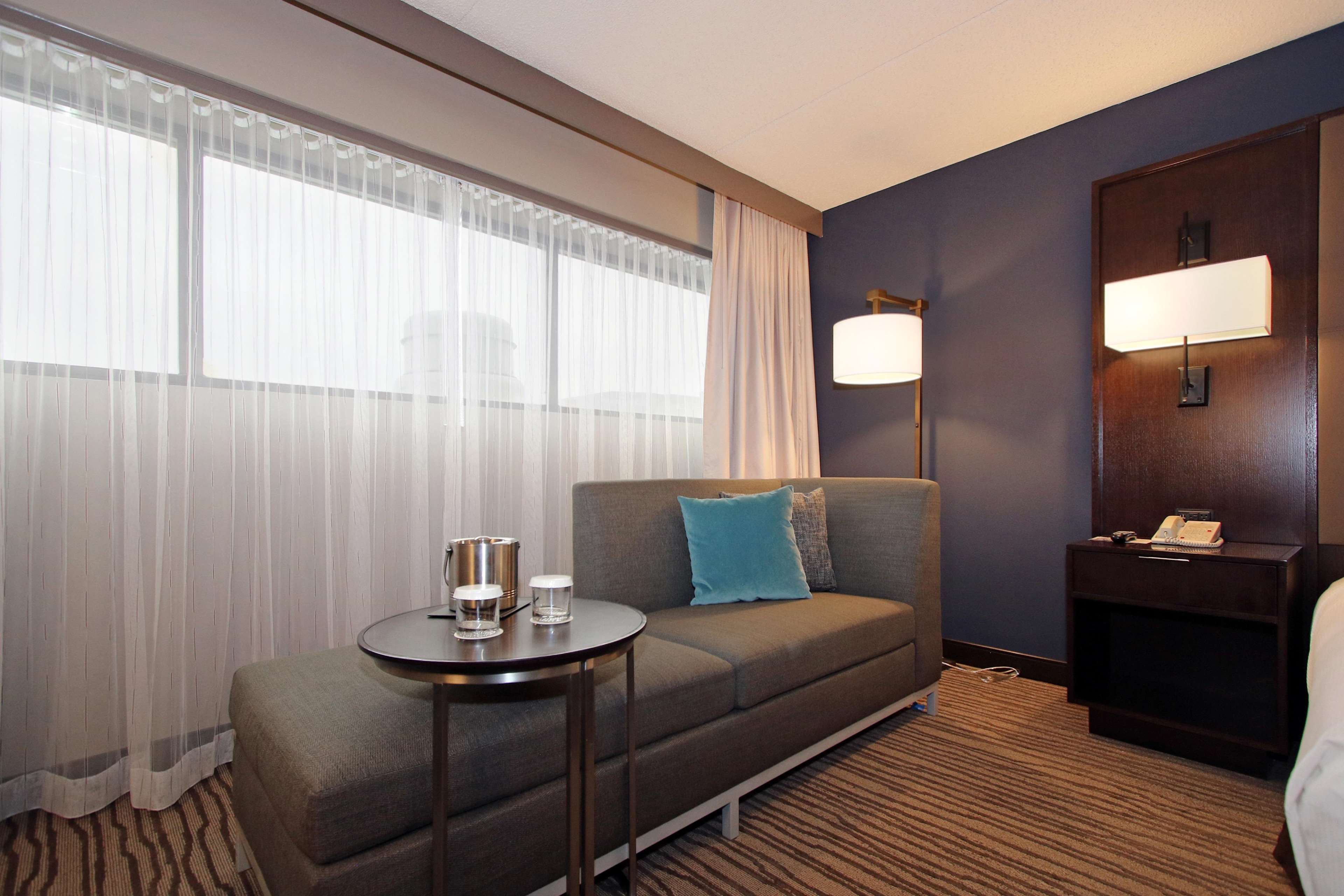 DoubleTree by Hilton Hotel Newark Airport Photo