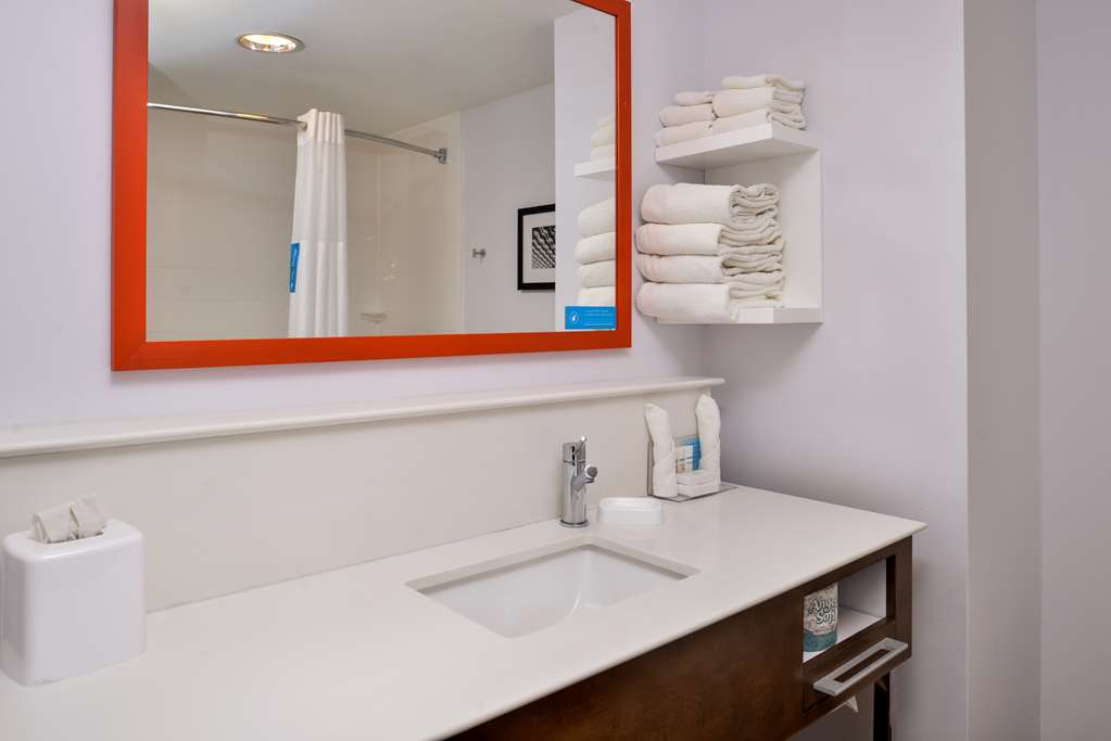 Hampton Inn Emporia Image