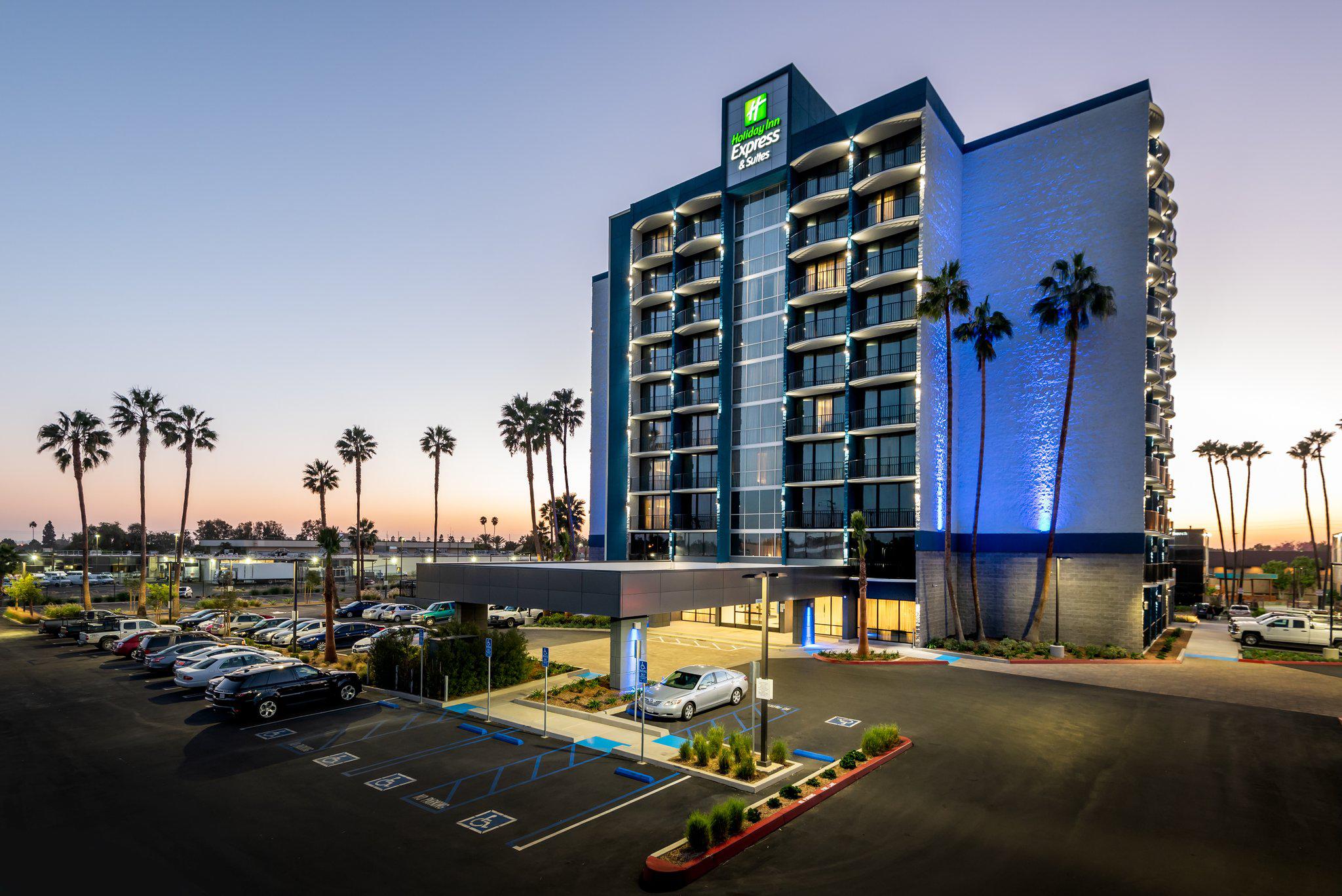 Holiday Inn Express & Suites Santa ANA - Orange County Photo