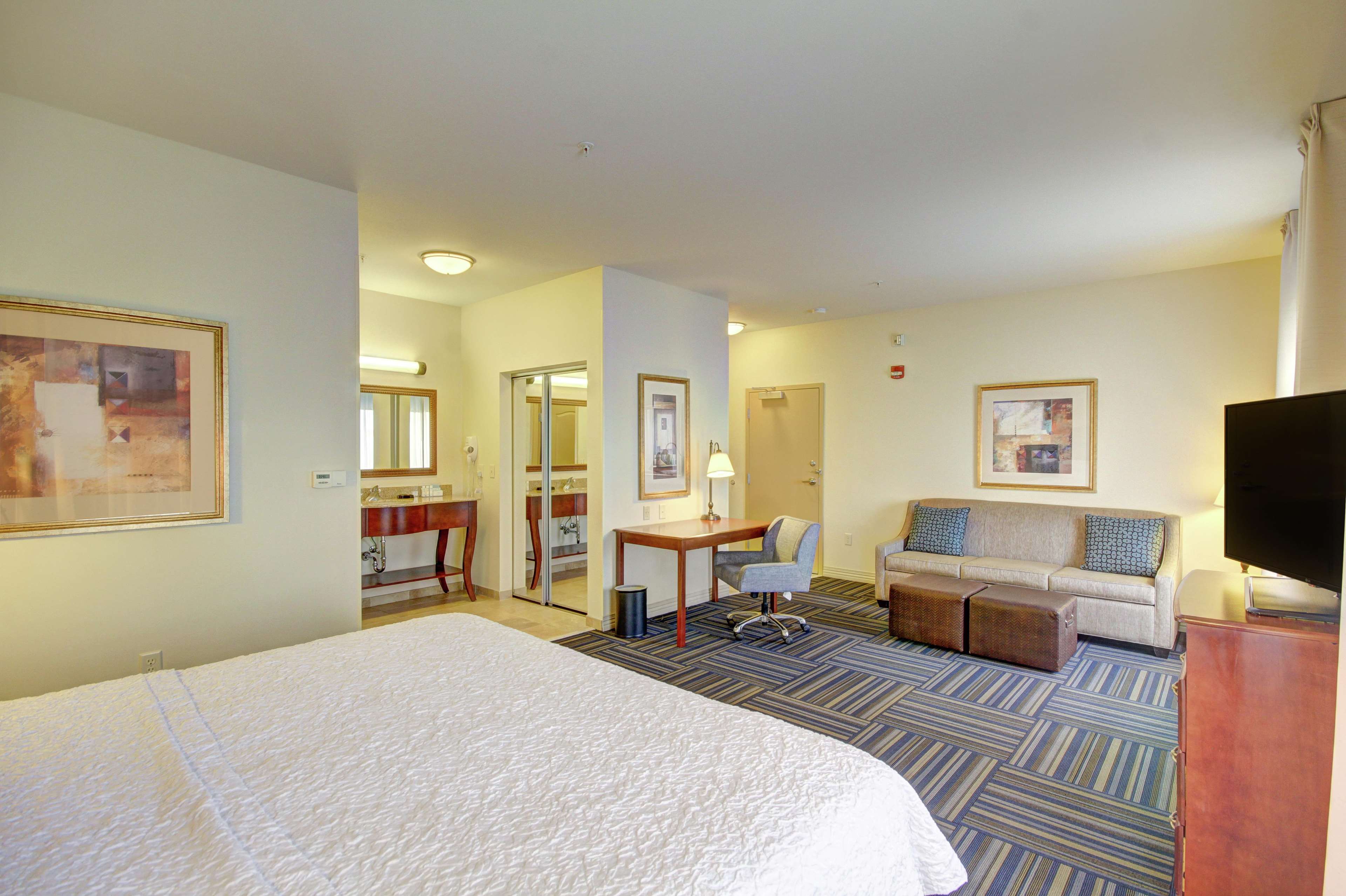 Hampton Inn & Suites Alexandria Photo