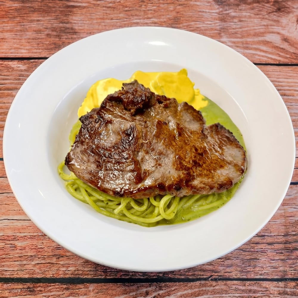 Tallarin Verde con Bistec y Papa la Huancaina