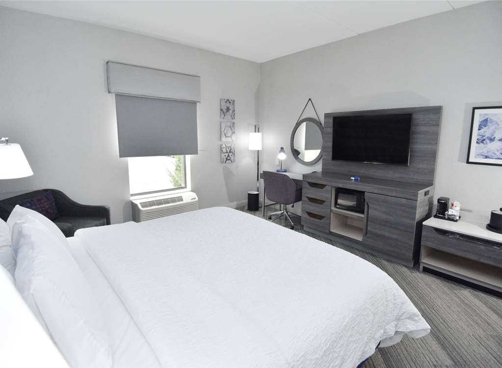 Hampton Inn Auburn Image