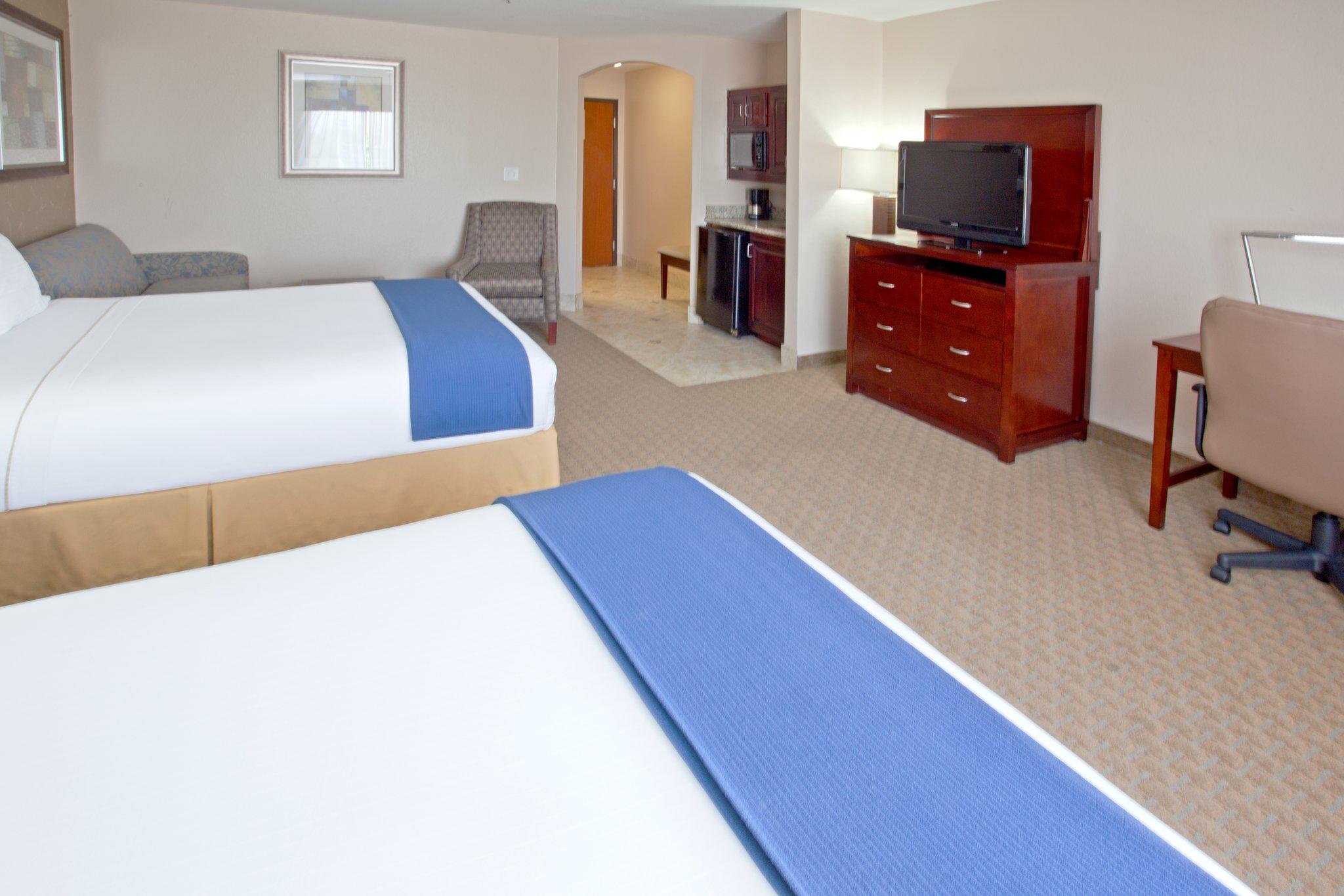 Holiday Inn Express & Suites College Station Photo