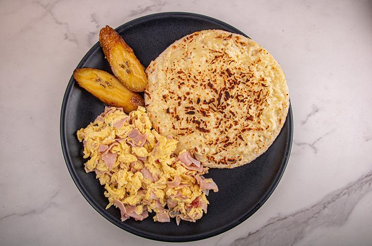Arepa con Queso & Huevos con Jamon