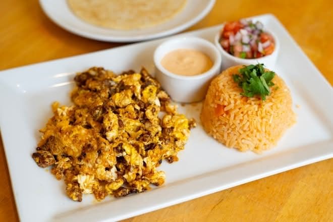 (D) HUEVOS REVUELTOS
