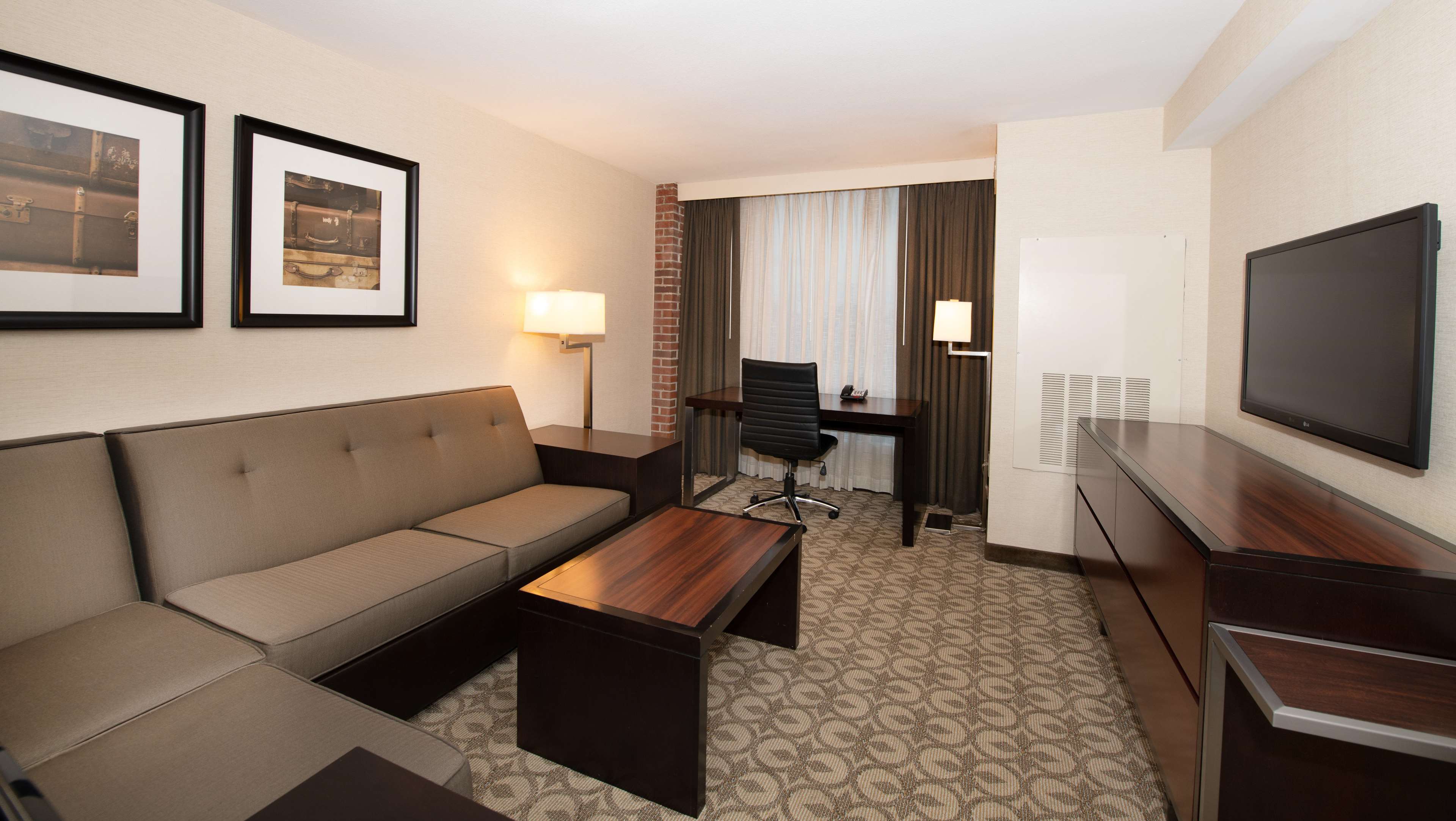 DoubleTree by Hilton Hotel & Suites Charleston Airport Photo