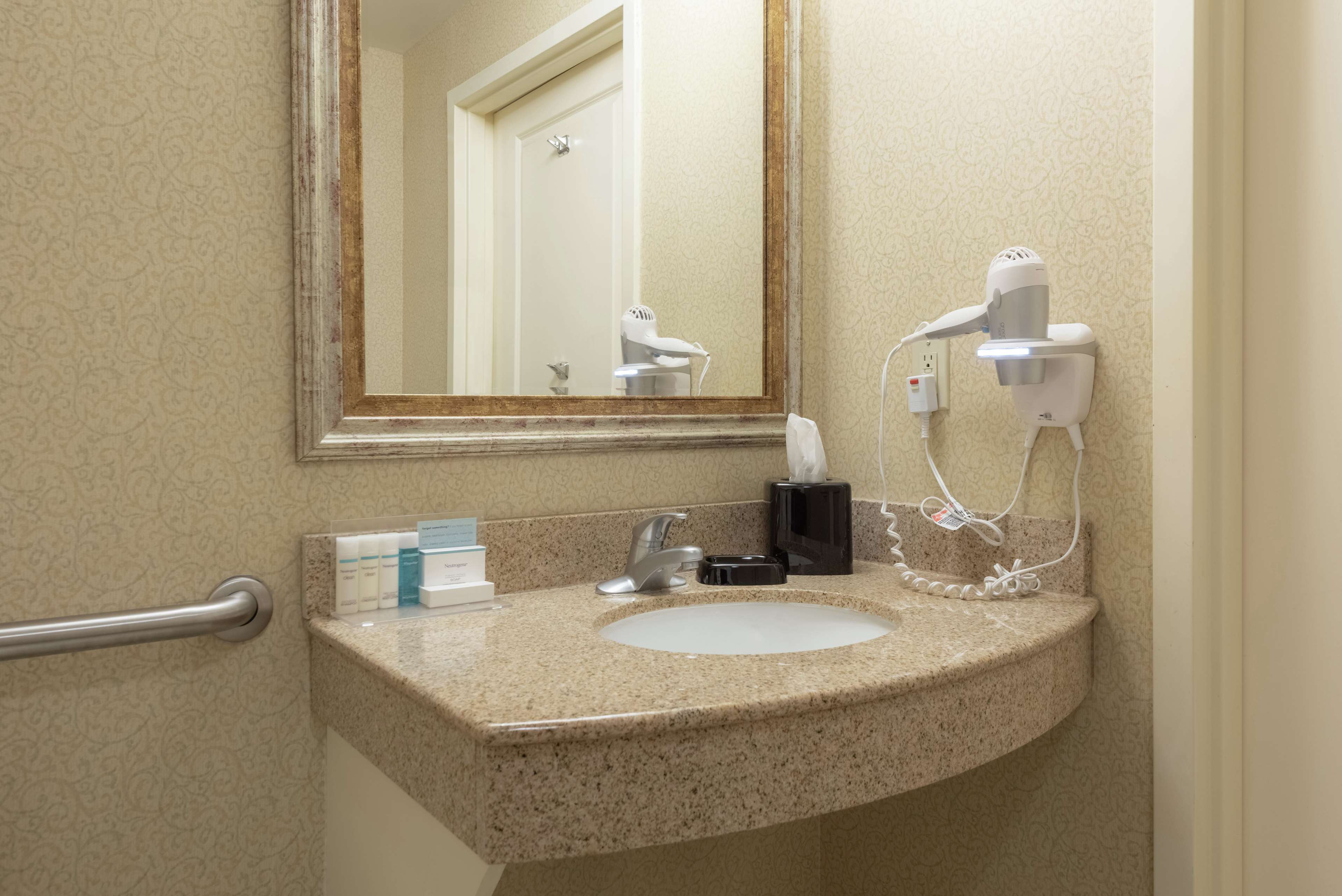 Guest room bath