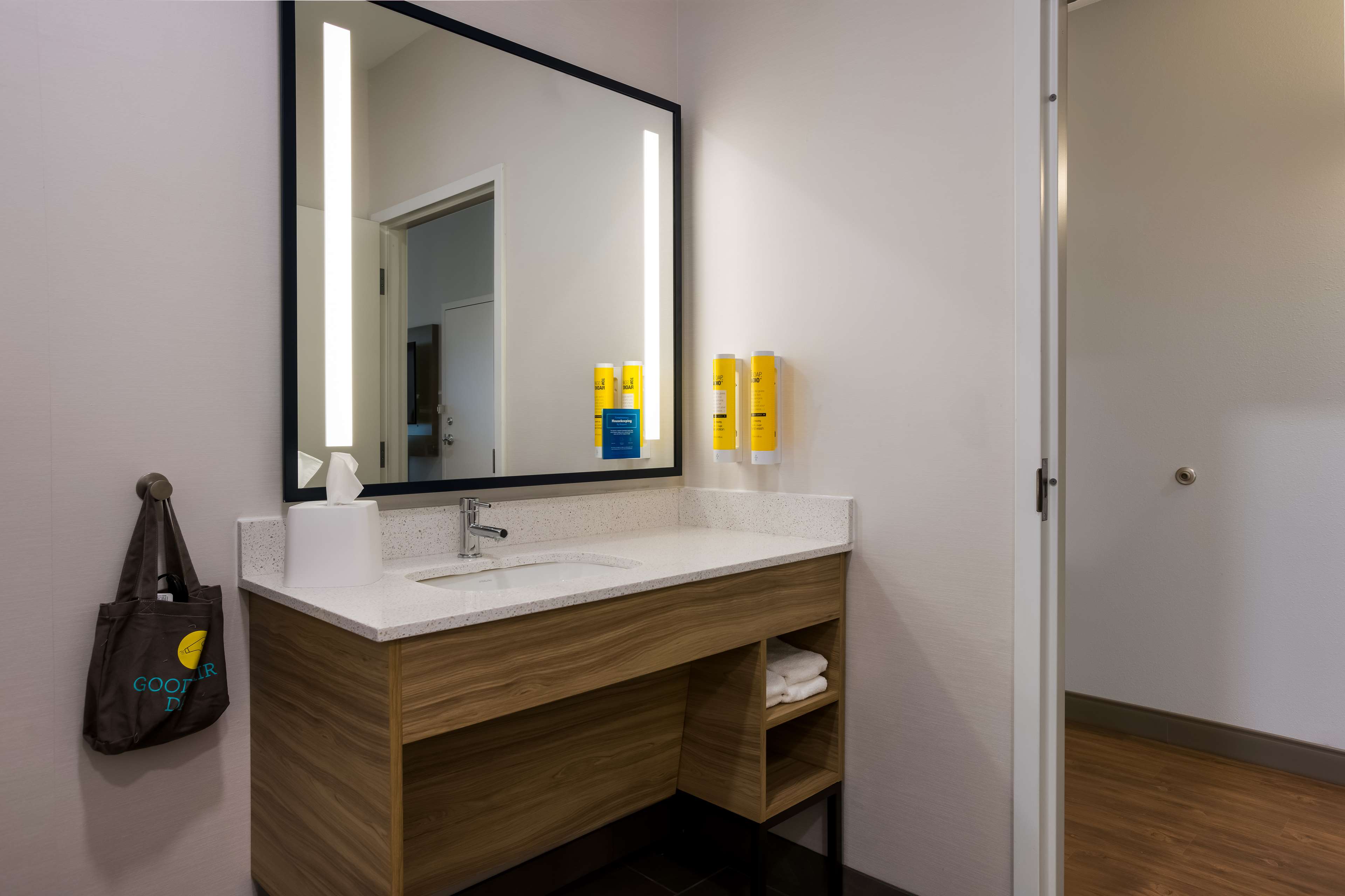 Guest room bath