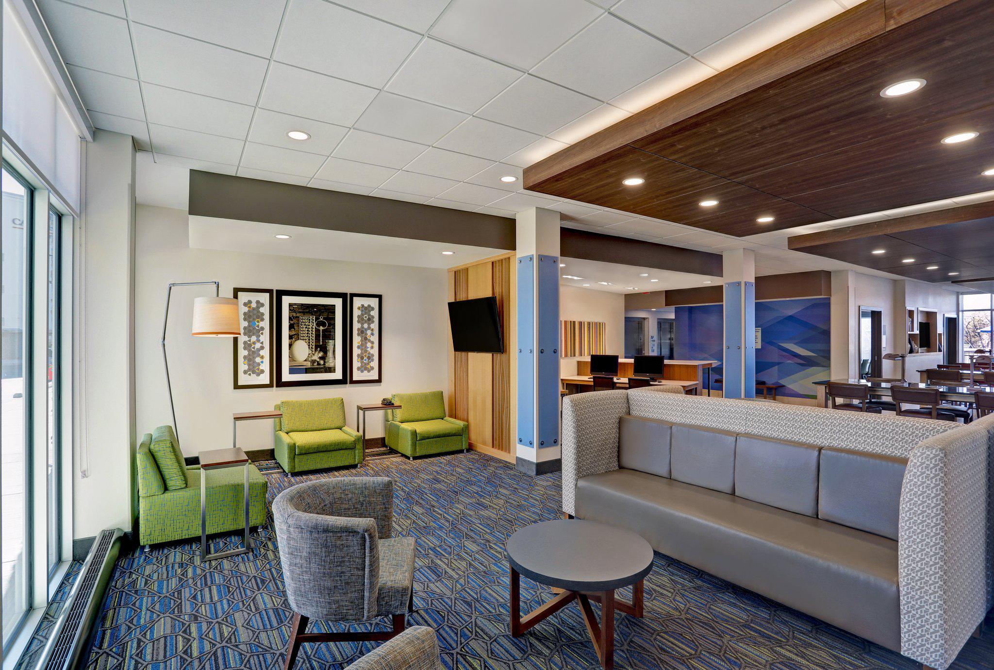 Holiday Inn Express & Suites Lenexa - Overland Park Area Photo