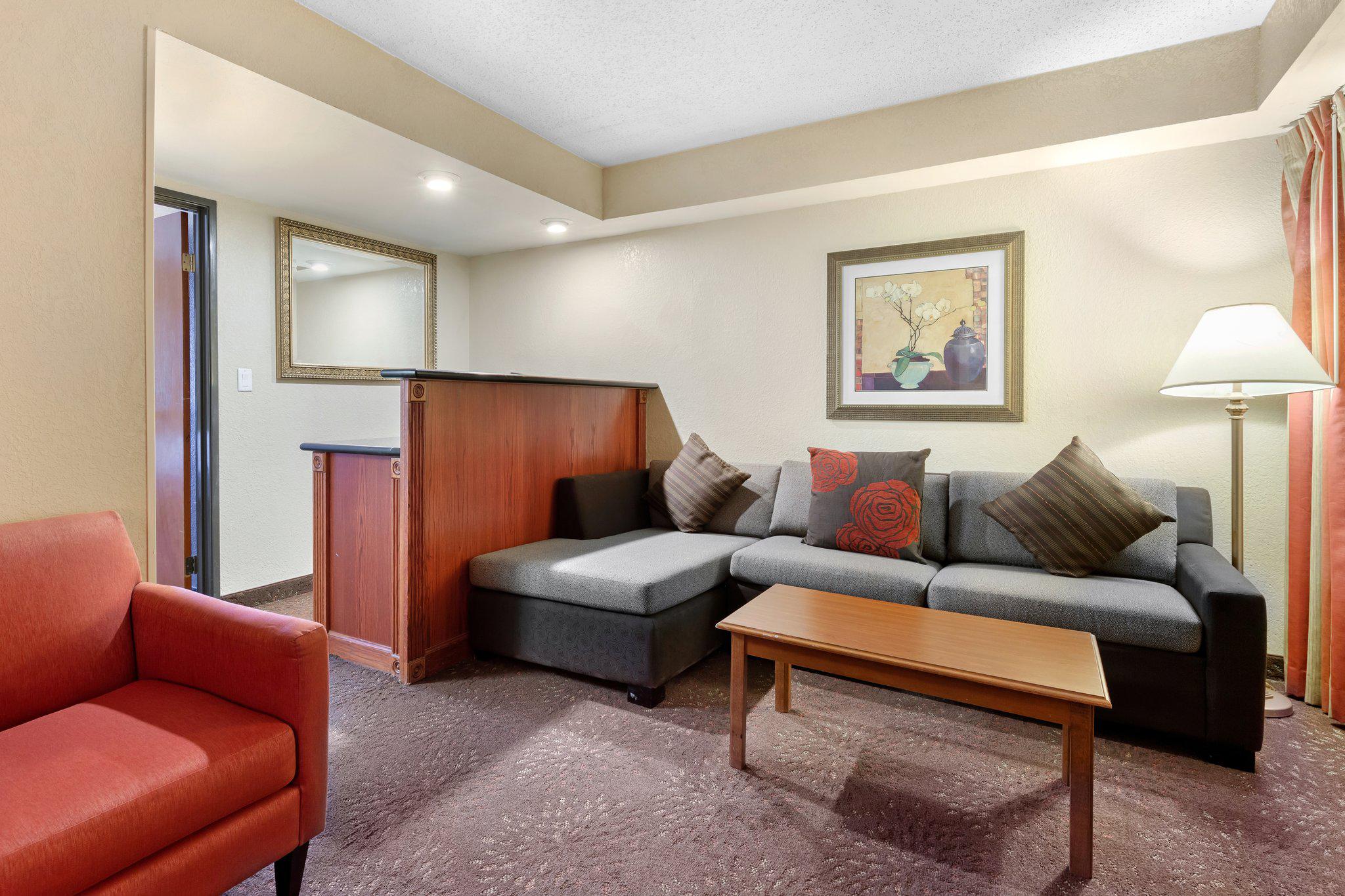 Holiday Inn Express Chicago-Downers Grove Photo