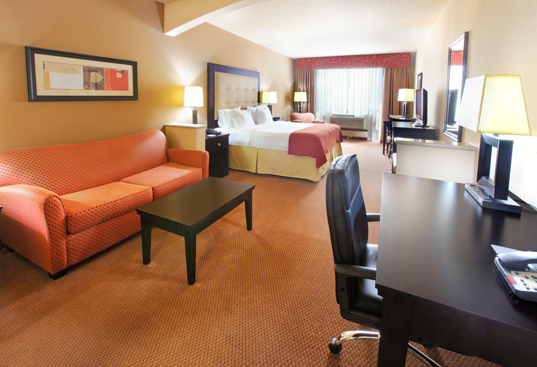 Holiday Inn Express & Suites Van Buren-Ft Smith Area Photo