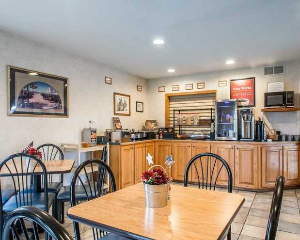 Images Econo Lodge Inn & Suites Lake Of The Ozarks