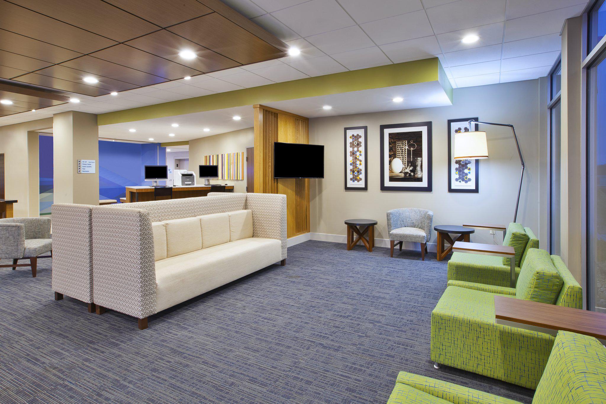 Holiday Inn Express & Suites Parkersburg East Photo