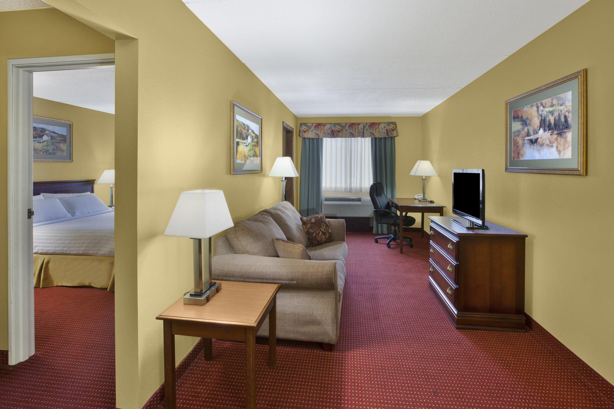 Holiday Inn Express Irwin (PA Tpk Exit 67) Photo