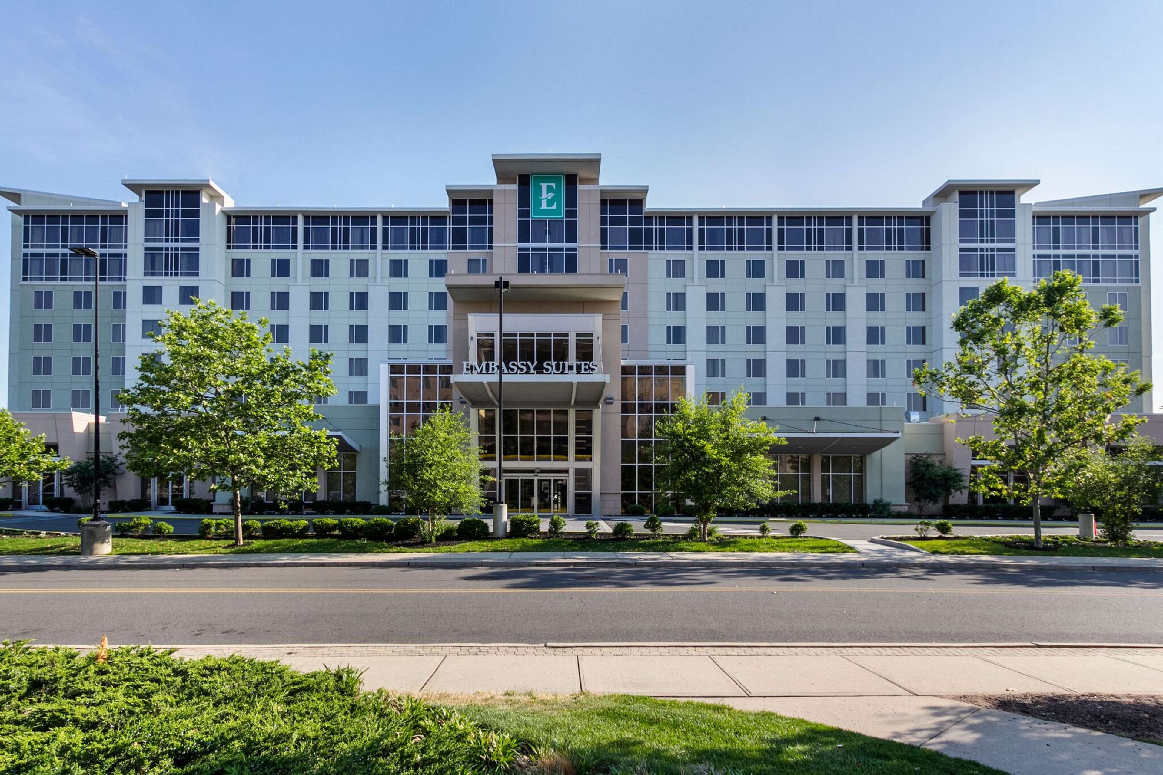 Embassy Suites by Hilton Newark Airport Photo