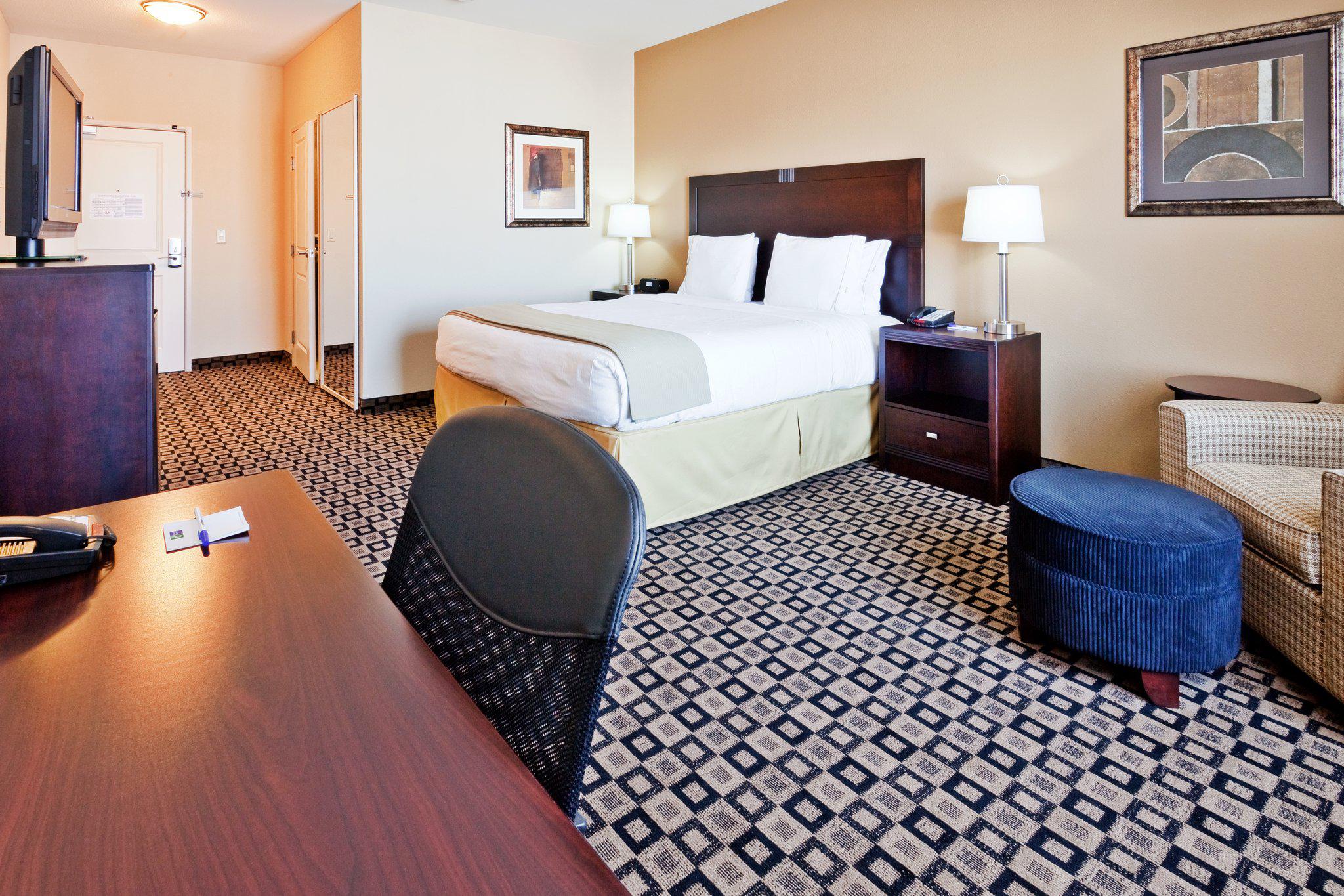 Holiday Inn Express & Suites Clovis Photo